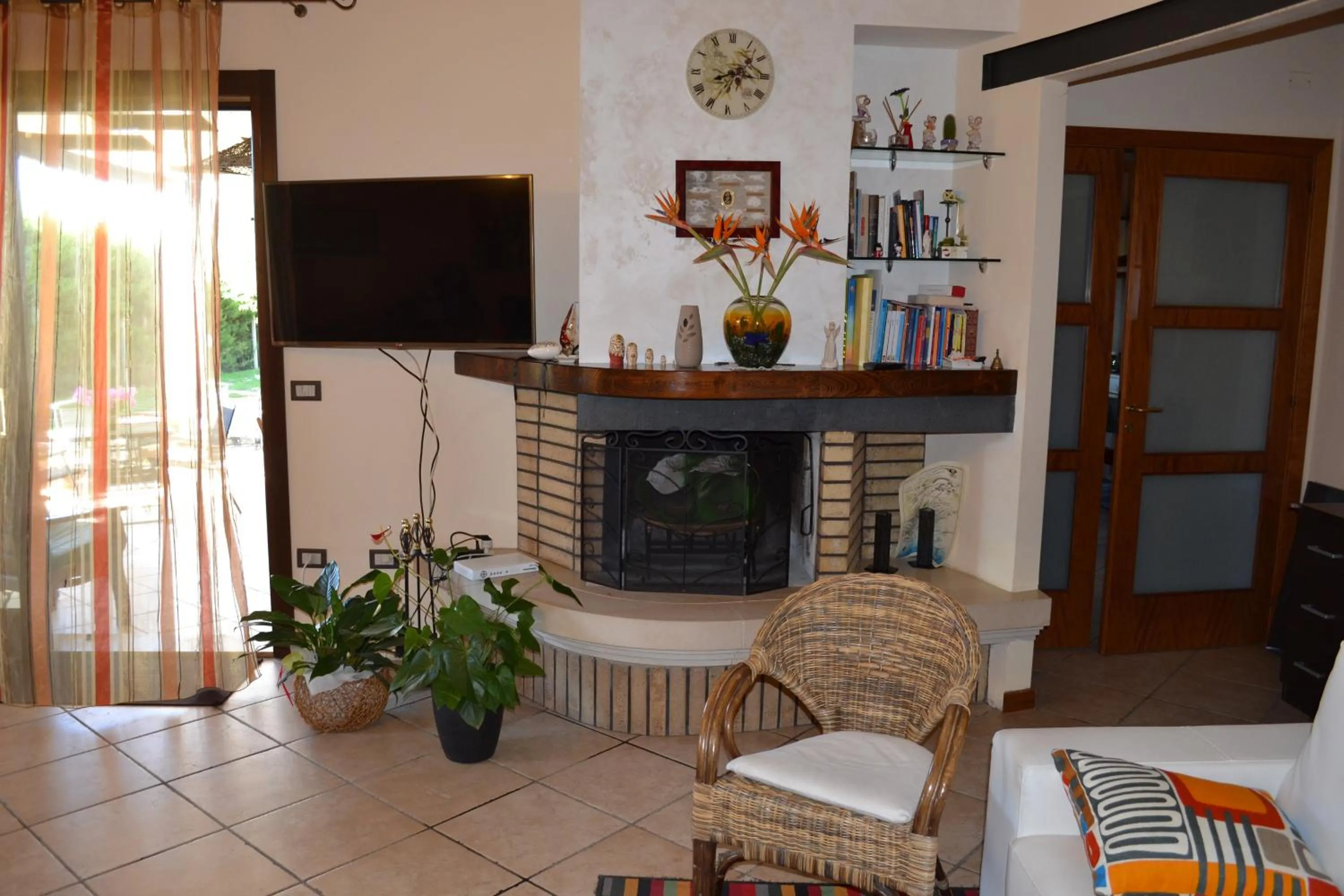 Communal lounge/ TV room in Villa Adriana B&B