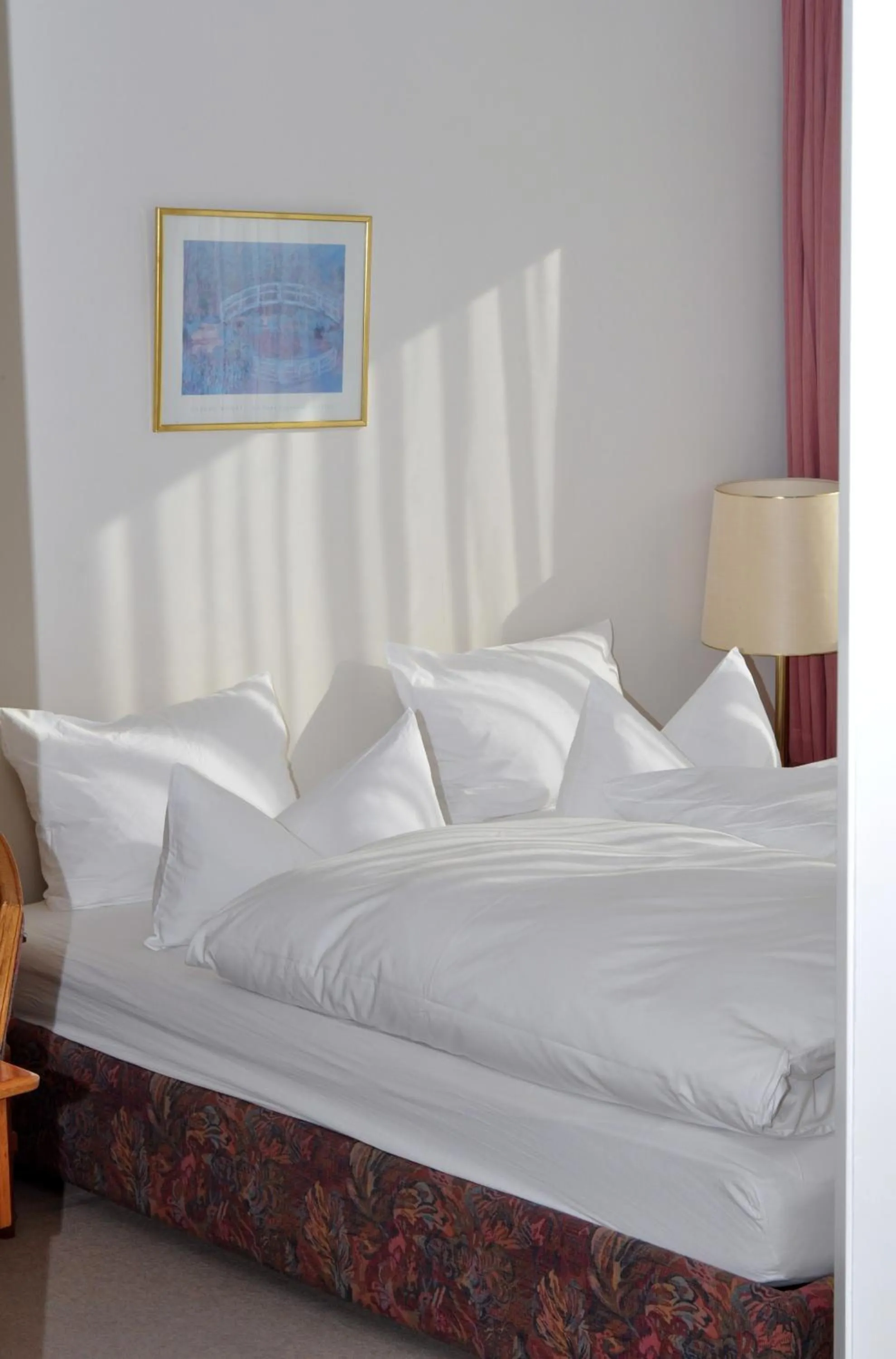 Photo of the whole room, Bed in Parkhotel Bellevue Budget