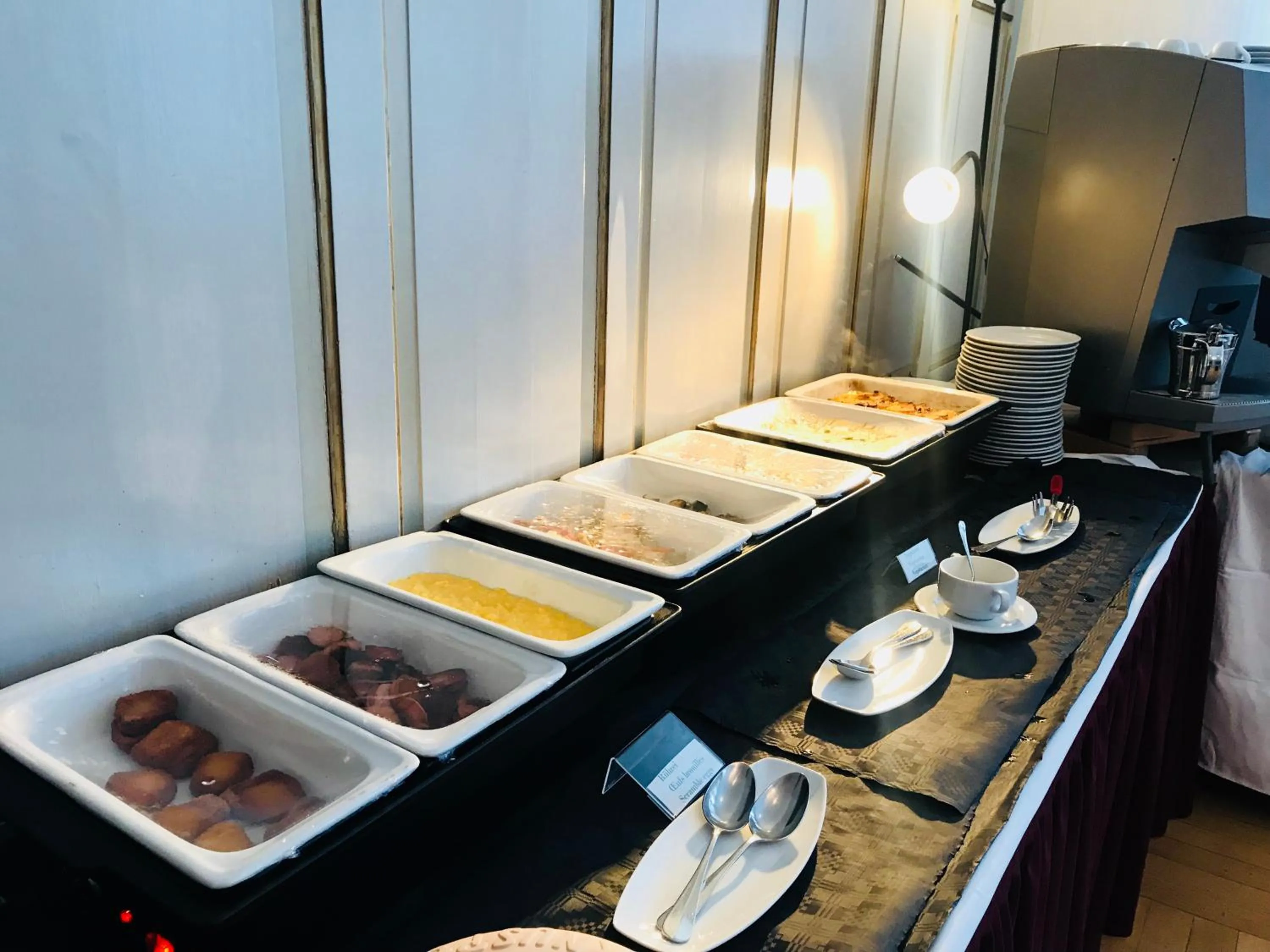Buffet breakfast in Parkhotel Bellevue Budget