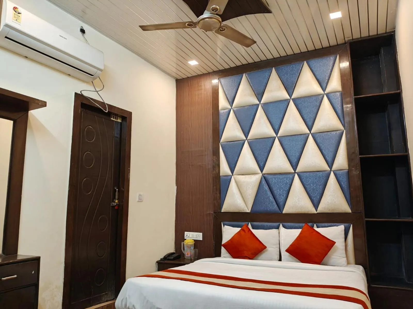 Bedroom, Bed in TRPOTELS Sudarshan