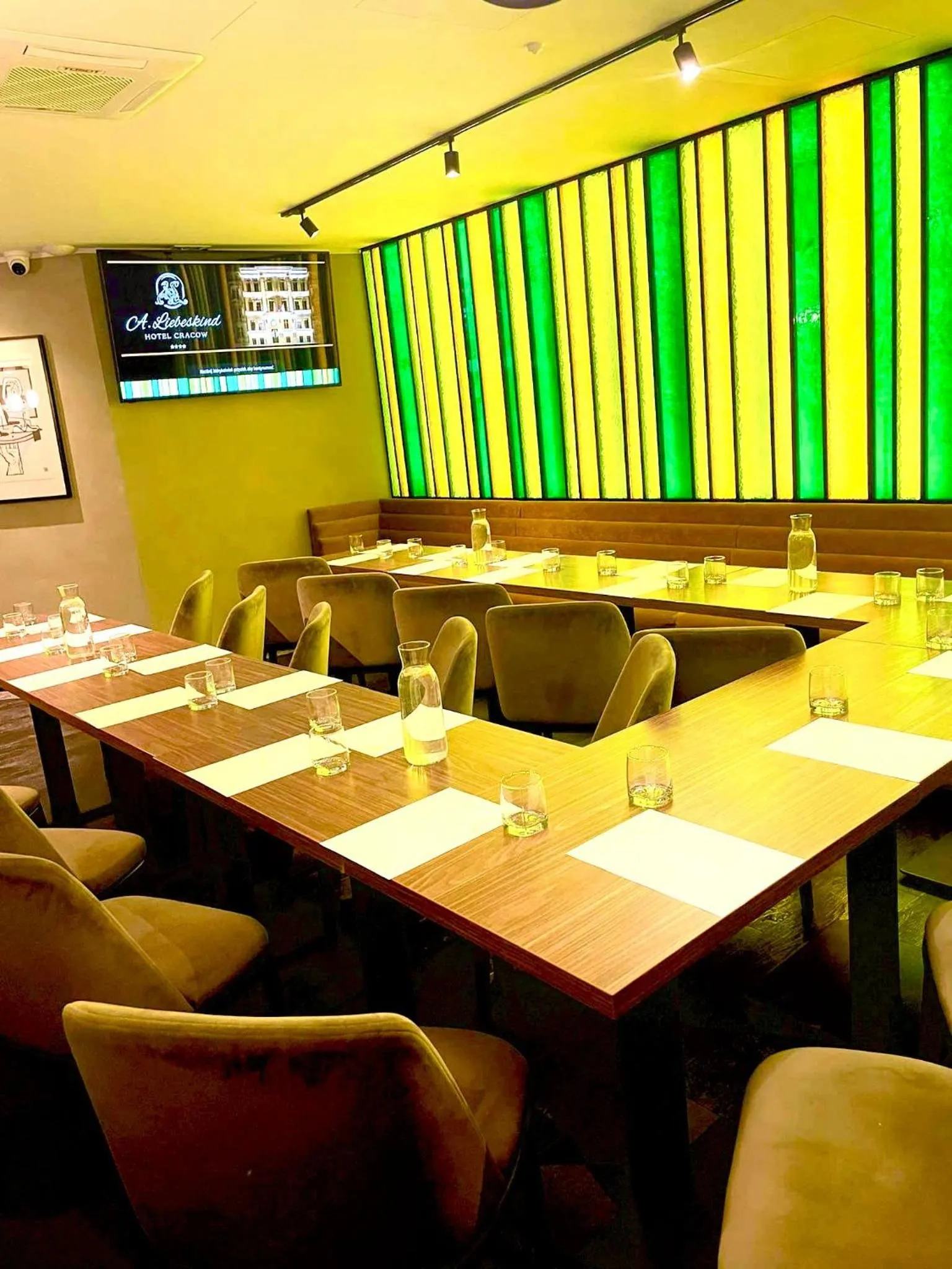 Restaurant/places to eat in Liebeskind Boutique Hotel Old Town