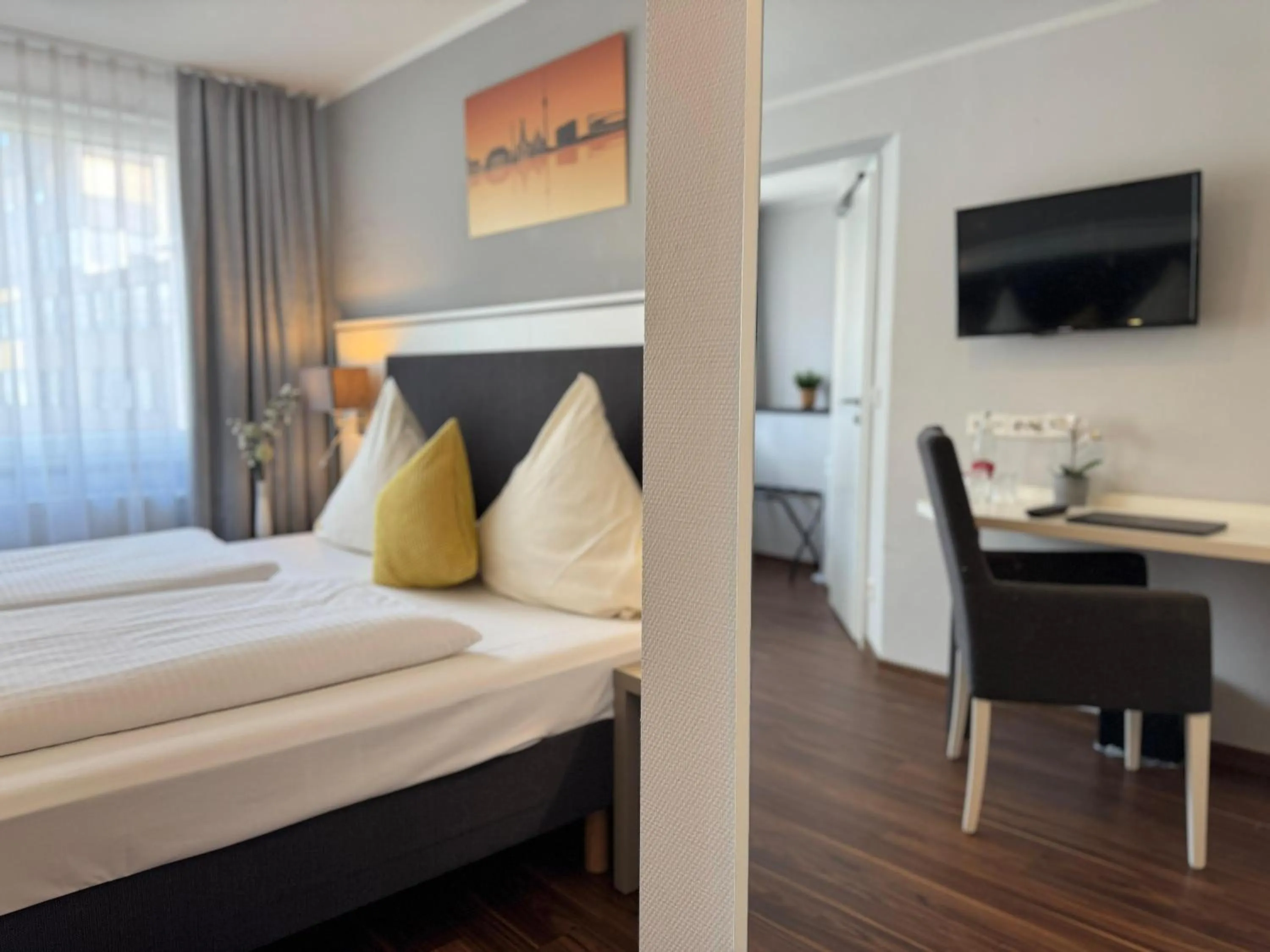 TV and multimedia, Bed in Mirage City Hotel Stuttgart Zentrum