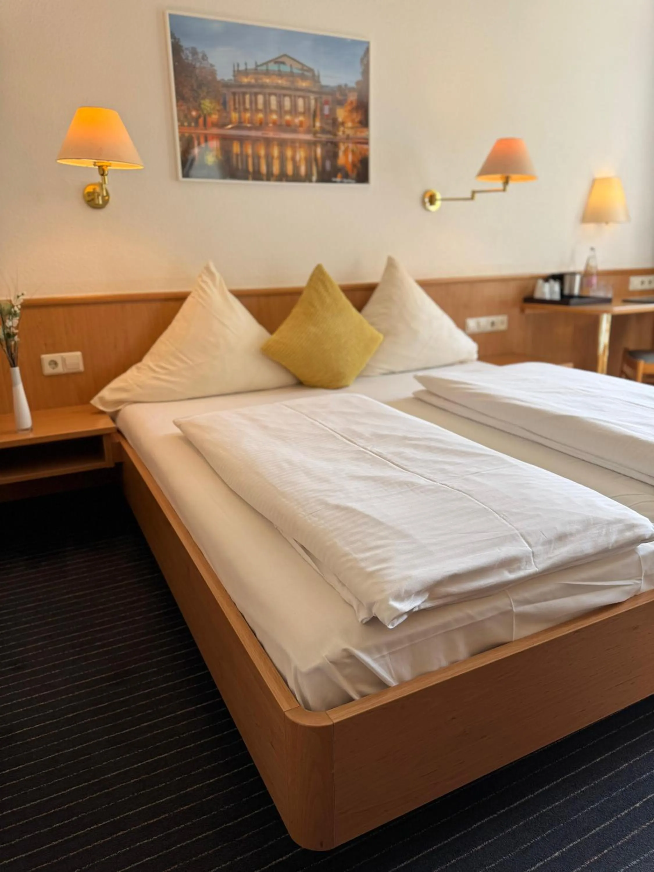 Bed in Mirage City Hotel Stuttgart Zentrum