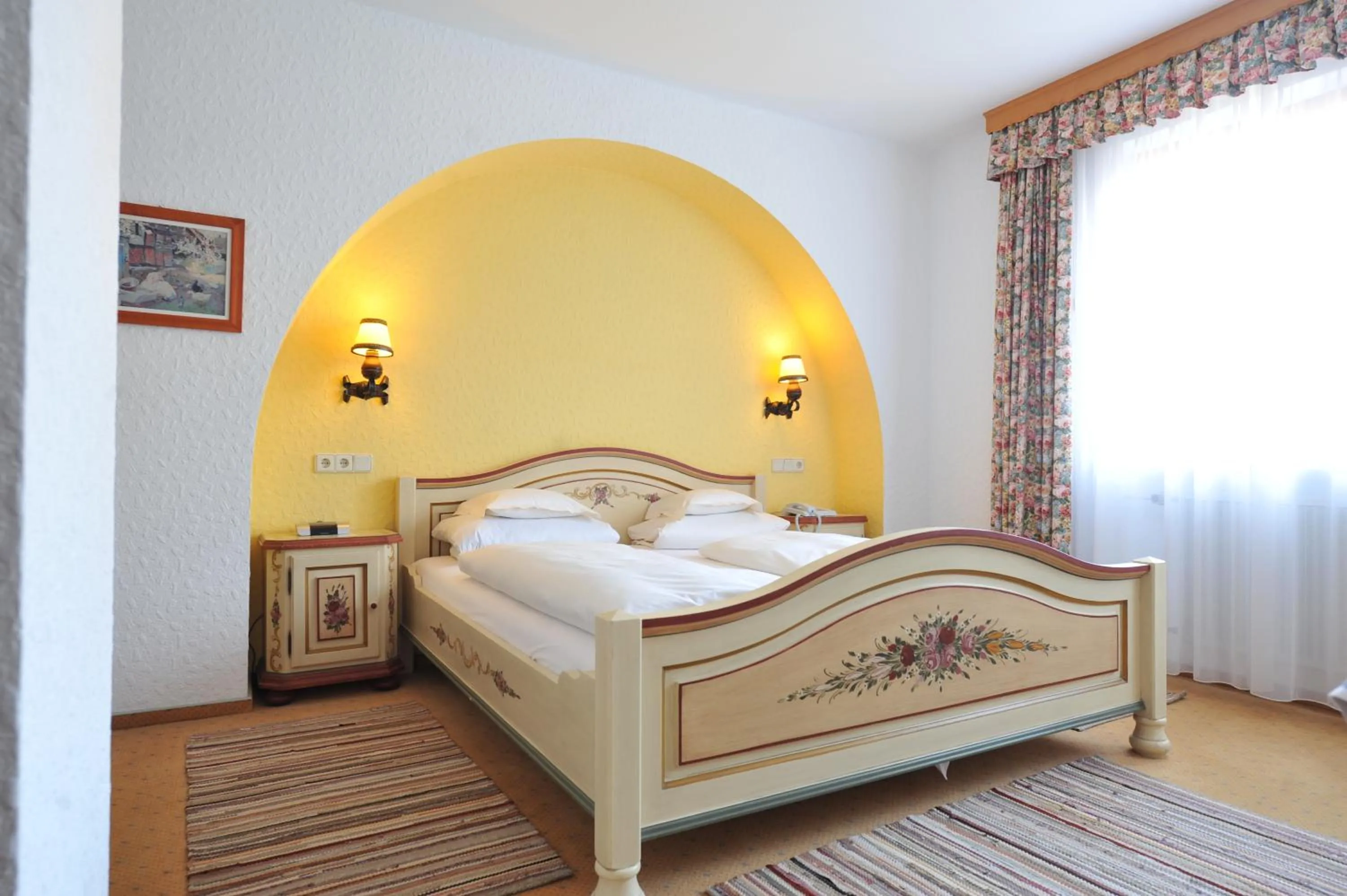 Photo of the whole room, Bed in Tilman Riemenschneider