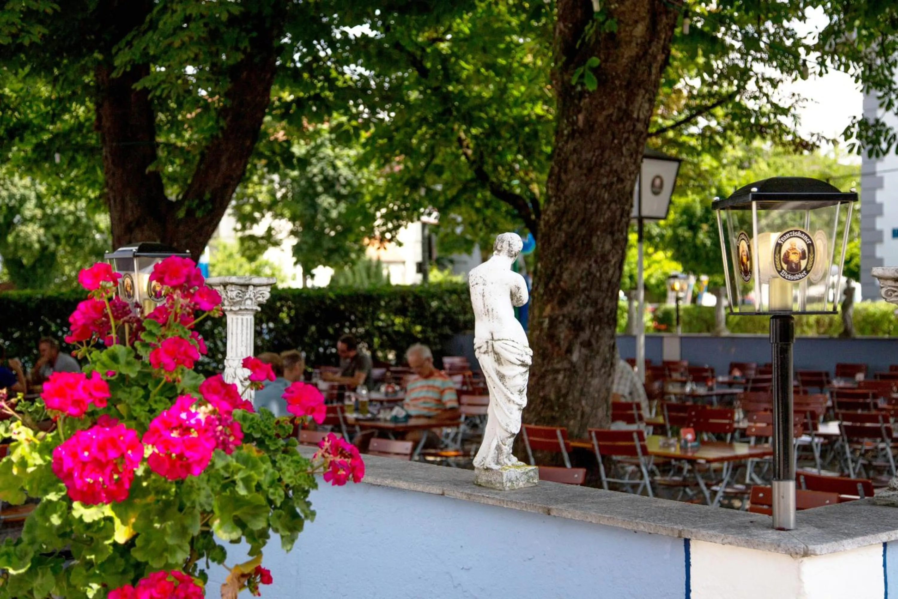 Restaurant/places to eat in Hotel Blauer Karpfen