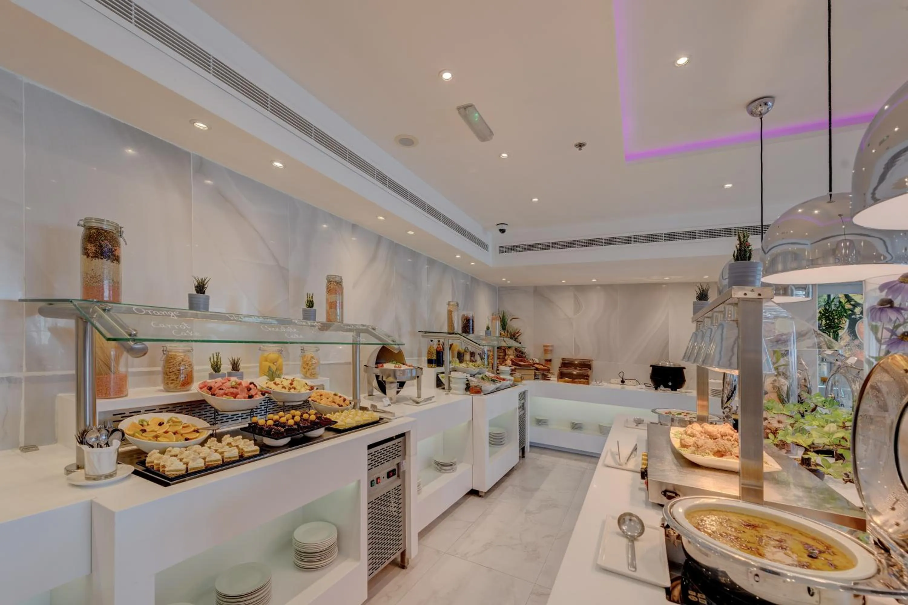 Food and drinks in Hawthorn Suites by Wyndham Abu Dhabi City Center