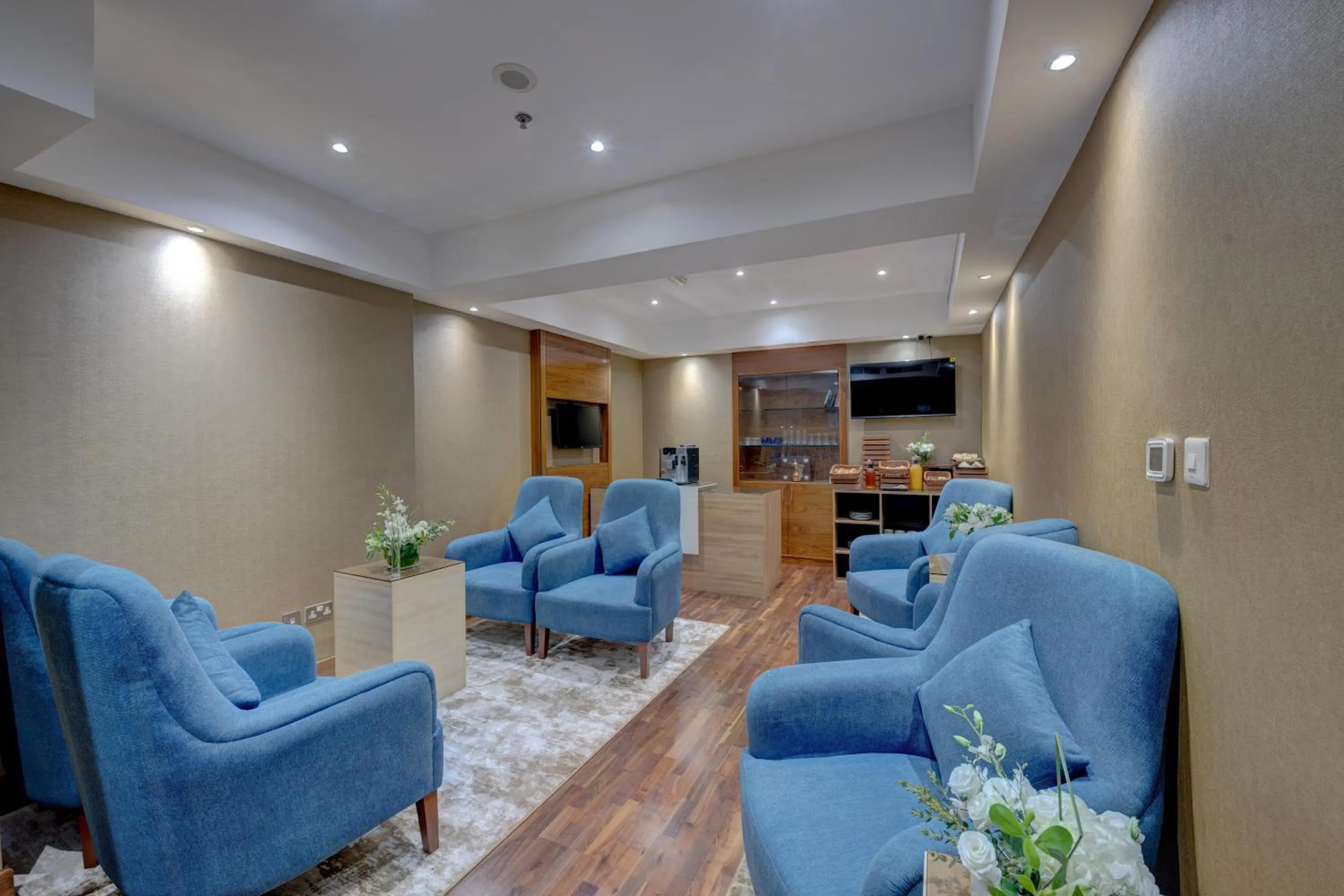 Seating area in Hawthorn Suites by Wyndham Abu Dhabi City Center