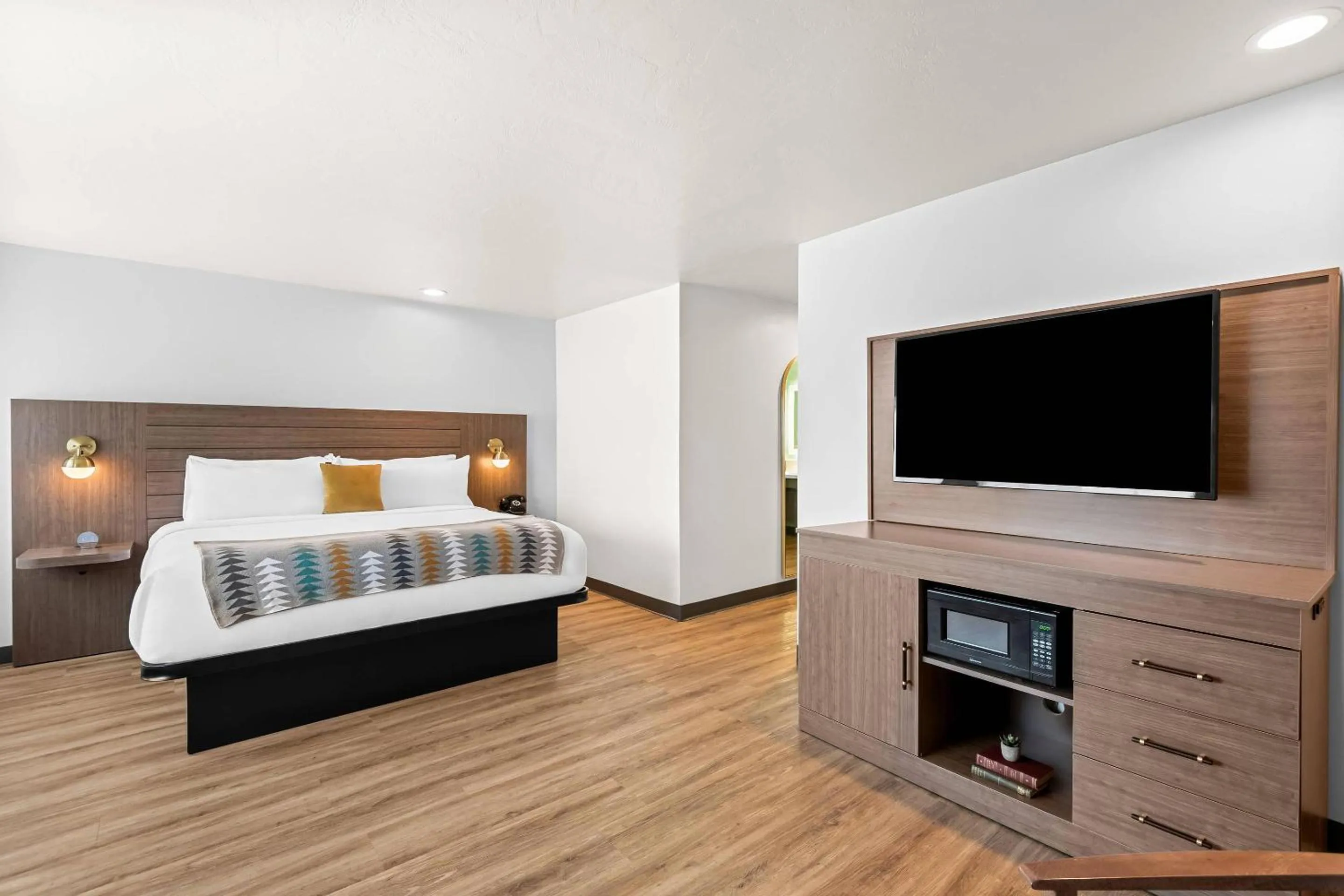 Bedroom in Maverick Hotel Eugene Near University, an Ascend Collection Hotel