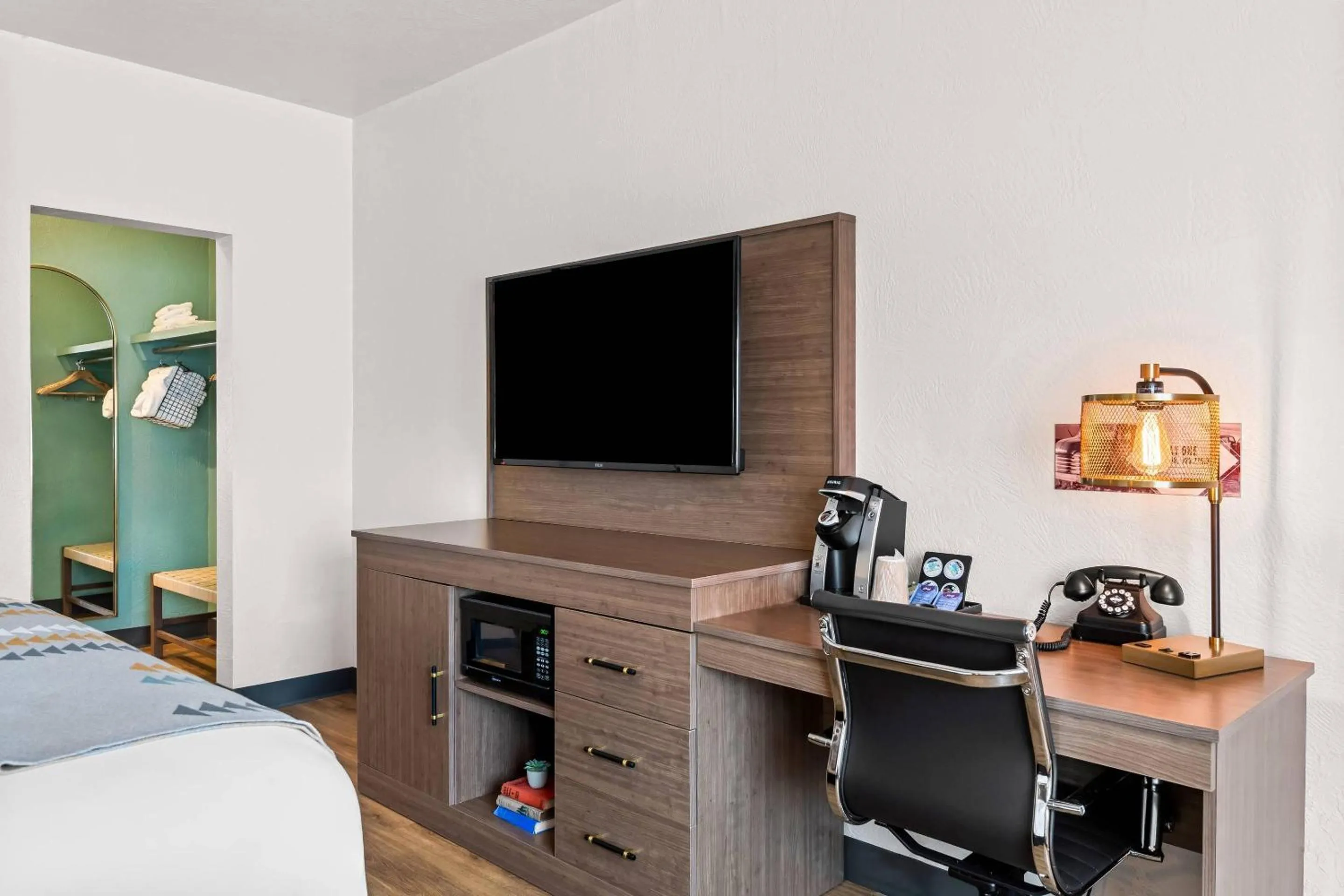 Bedroom in Maverick Hotel Eugene Near University, an Ascend Collection Hotel