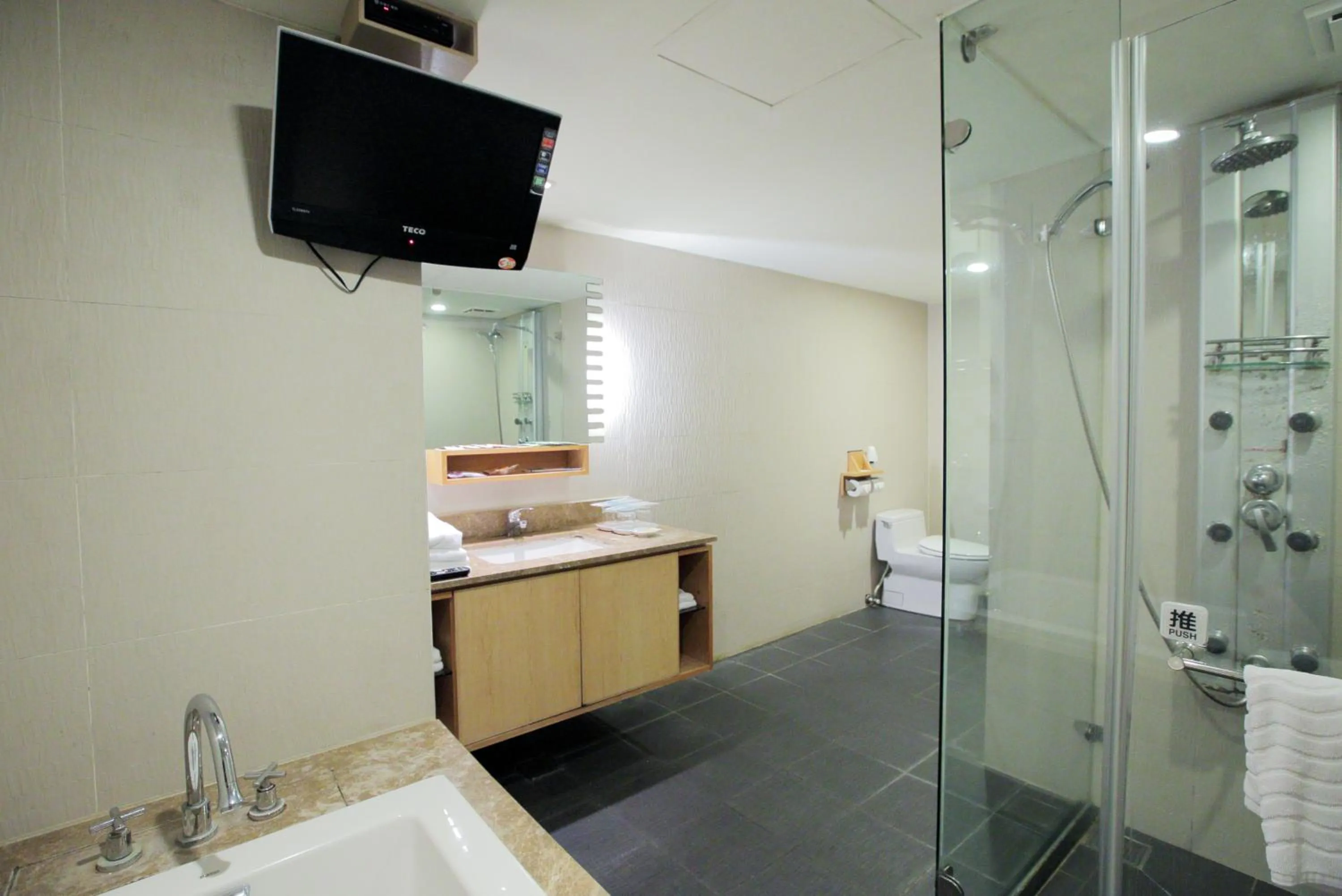 Bathroom in 晶樺商務飯店 鄰近羅東車站