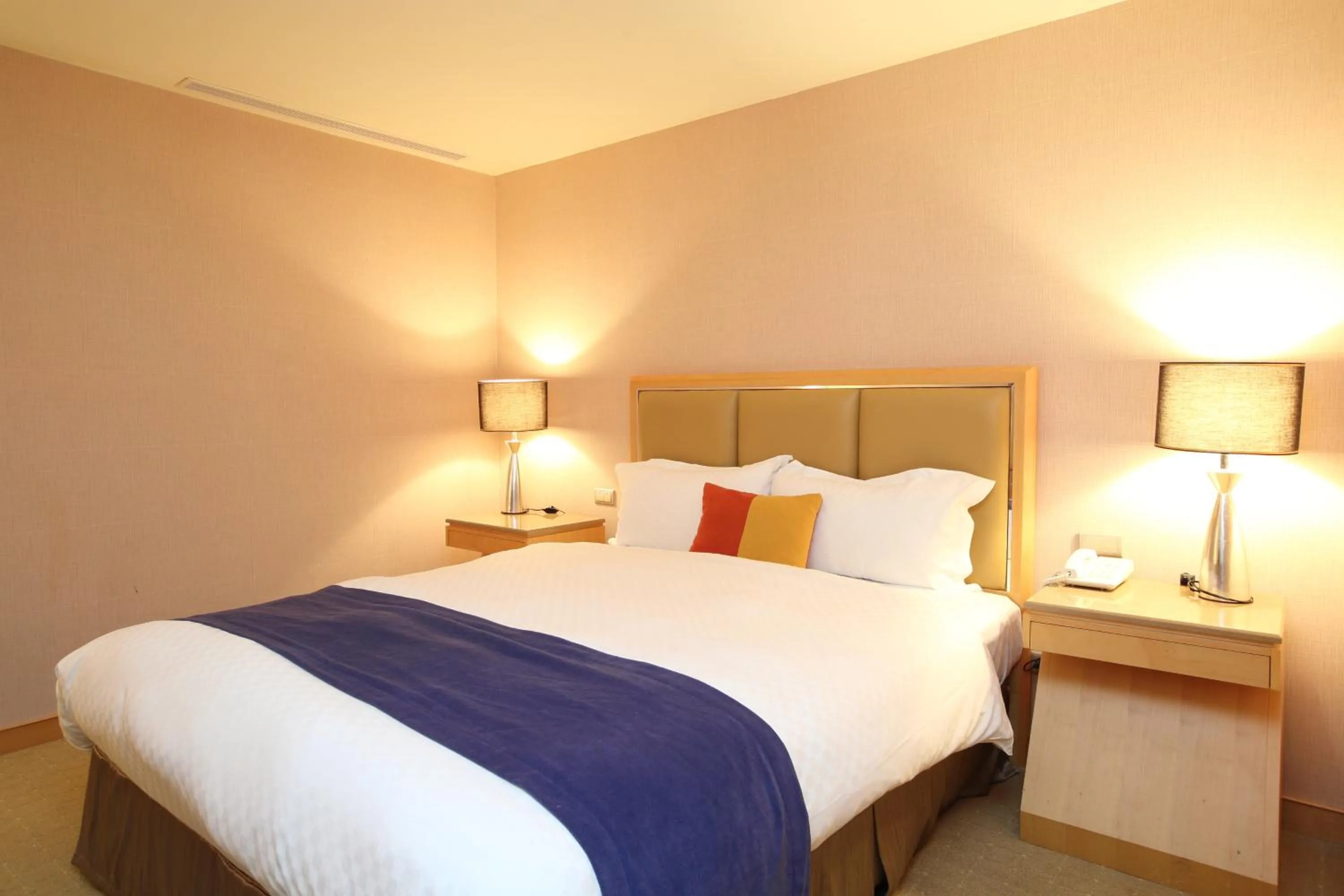 Photo of the whole room, Bed in 晶樺商務飯店 鄰近羅東車站