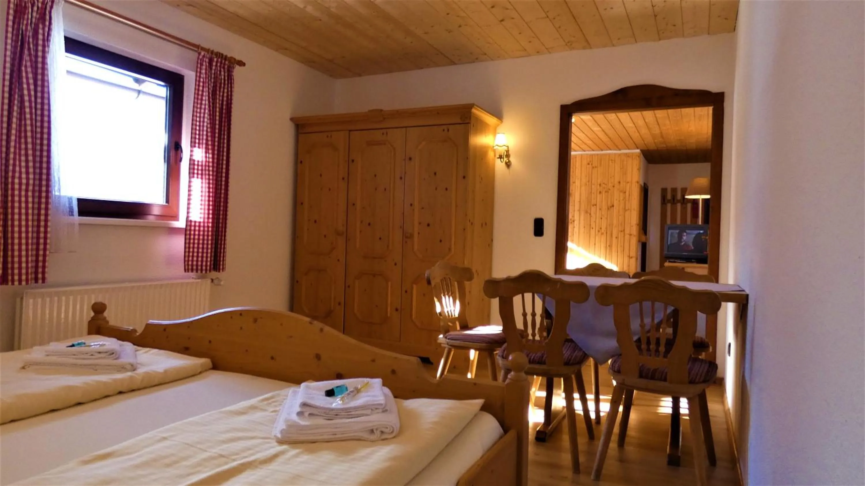 Living room, Bed in Sporthotel Schönau am Königssee