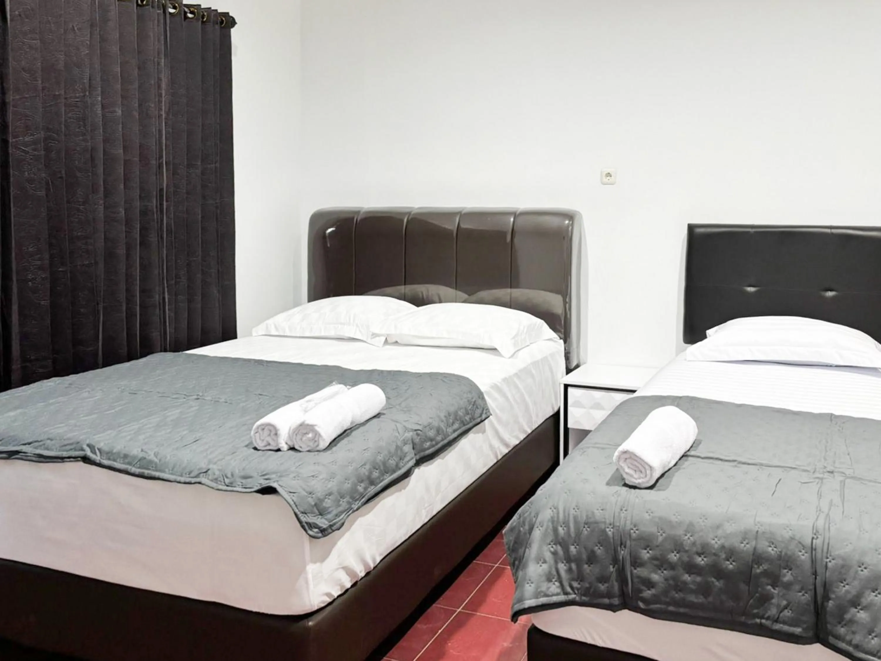 Bedroom, Bed in Tini's Guest House Malang Mitra RedDoorz