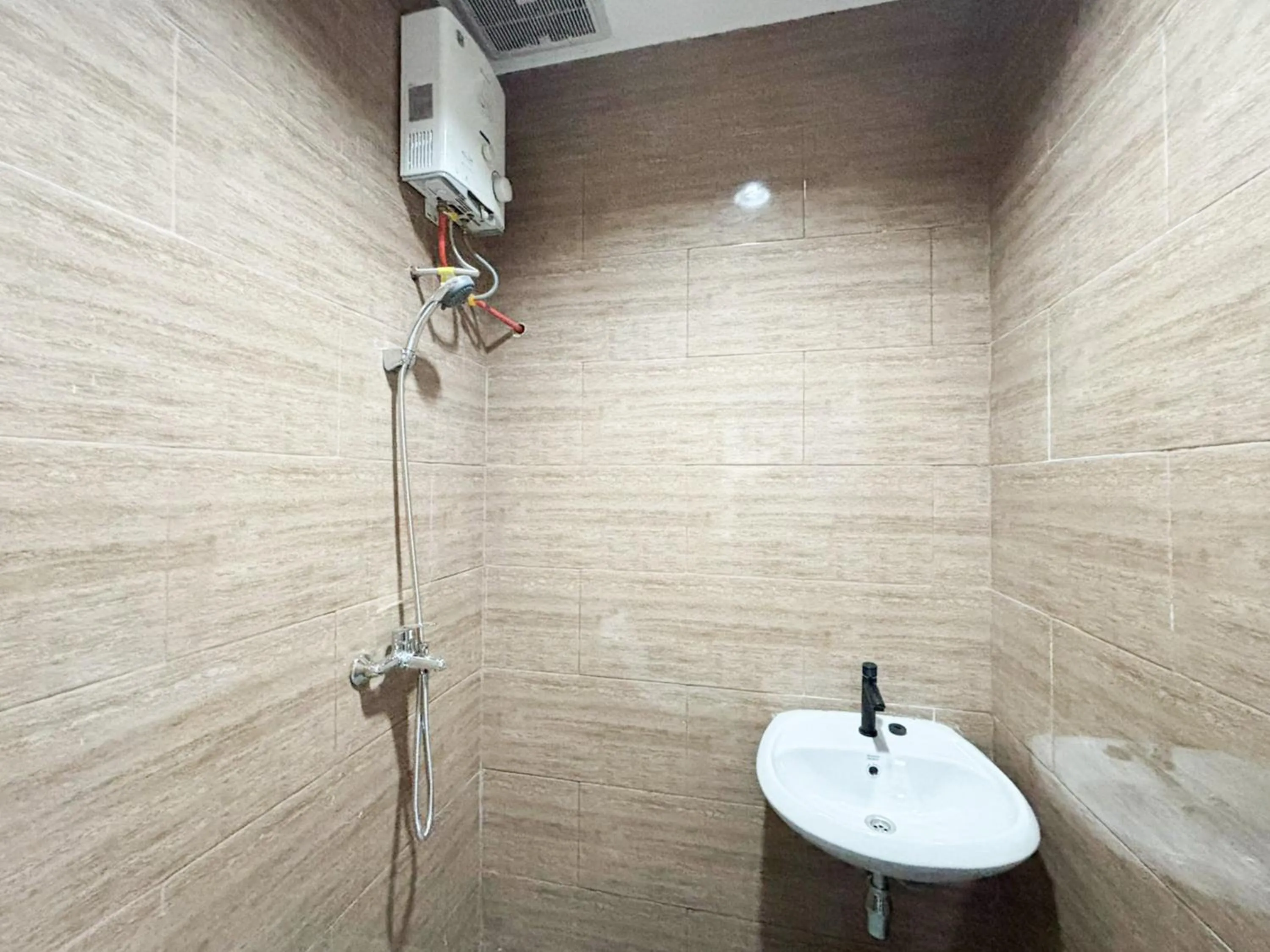 Bathroom in Tini's Guest House Malang Mitra RedDoorz