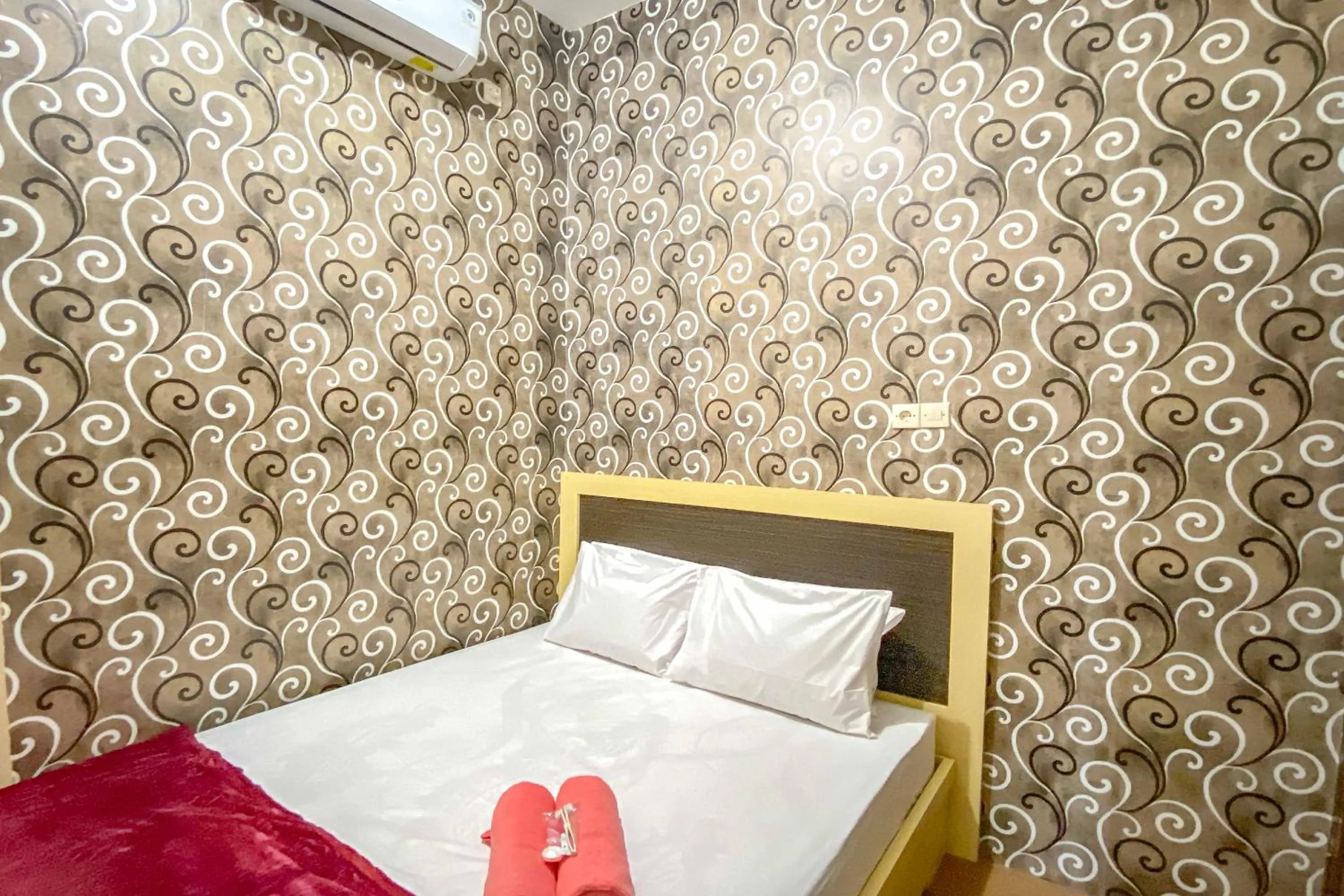 Bedroom, Bed in Tini's Guest House Malang Mitra RedDoorz