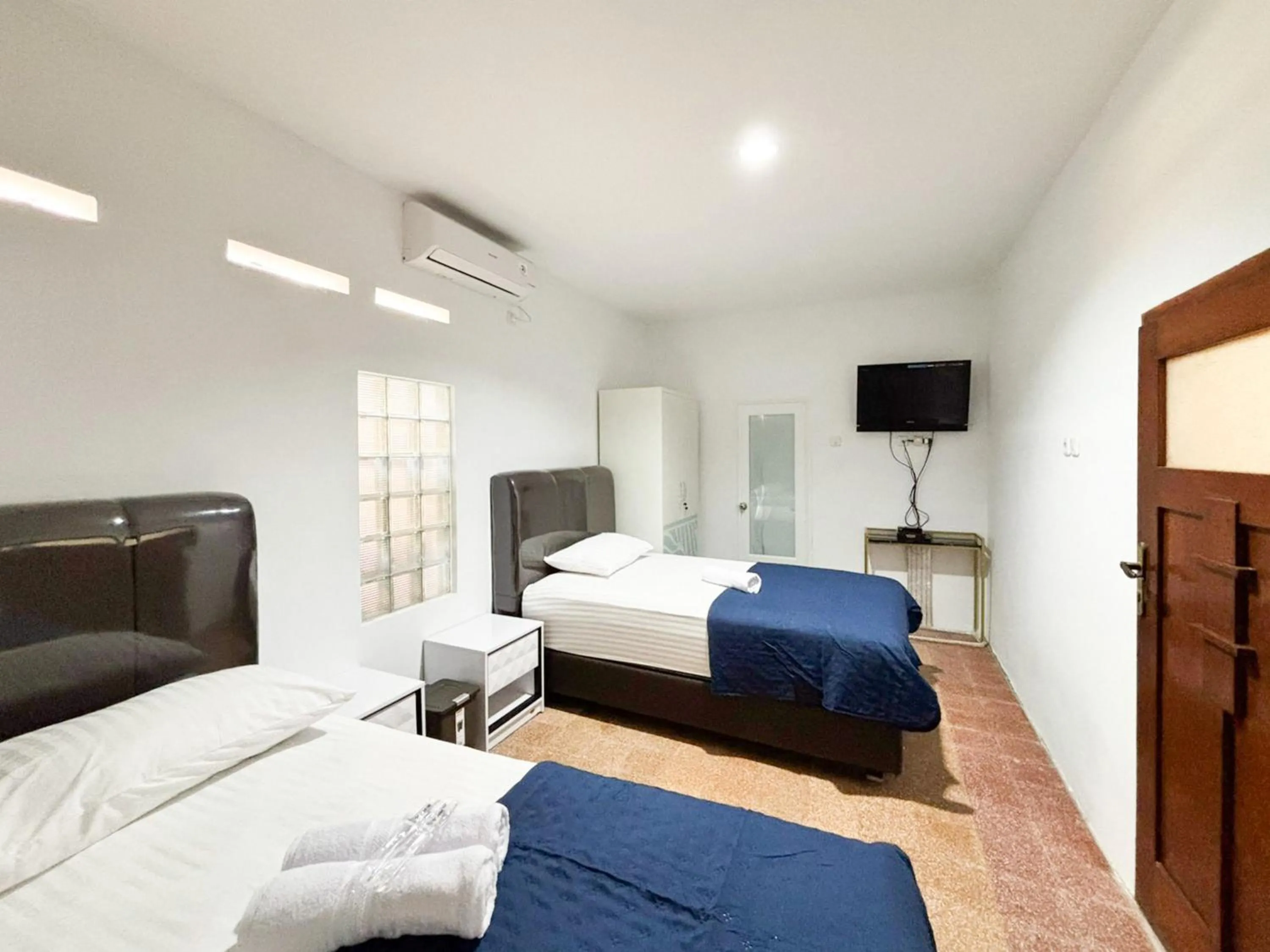 Bedroom, Bed in Tini's Guest House Malang Mitra RedDoorz