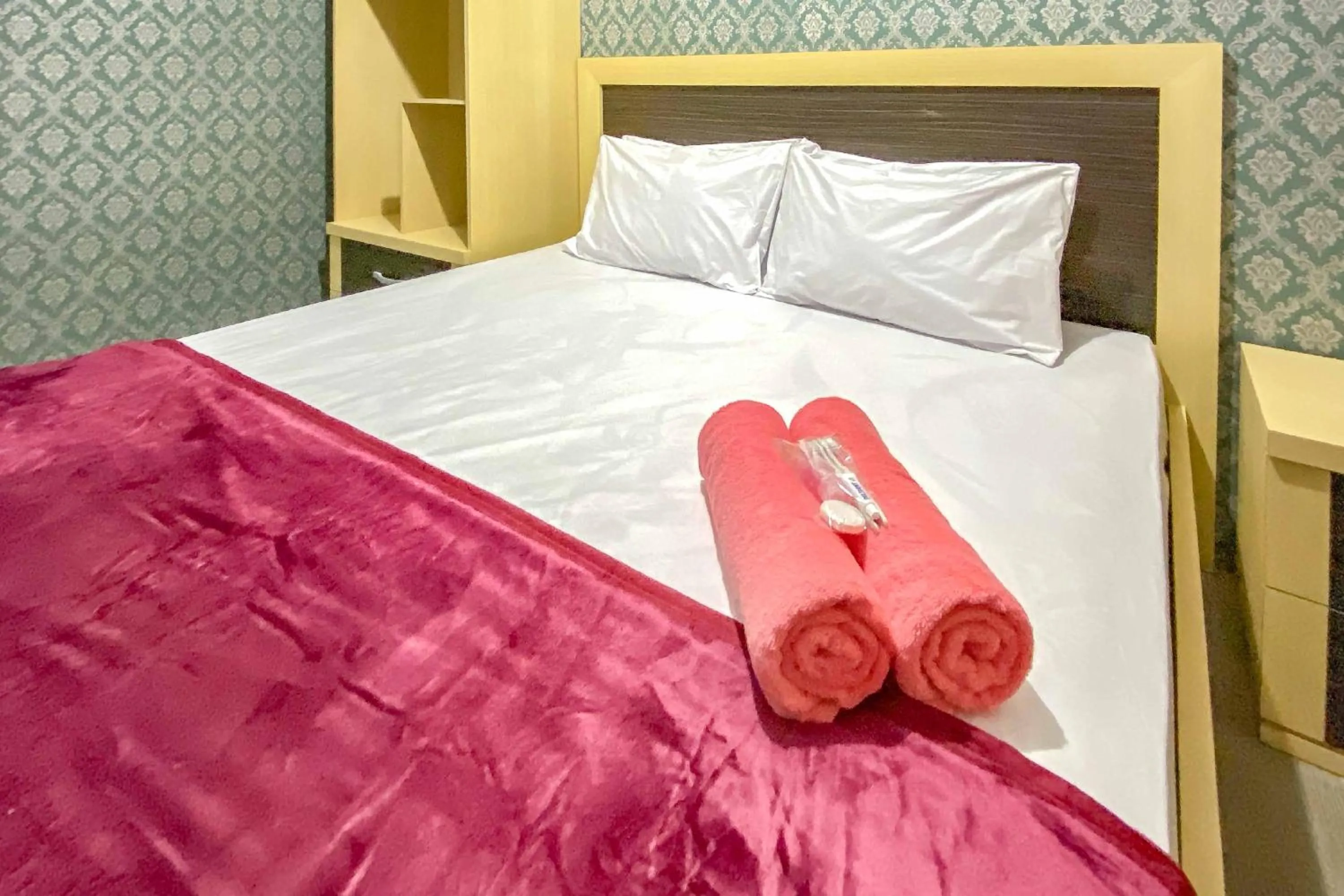 Bedroom, Bed in Tini's Guest House Malang Mitra RedDoorz