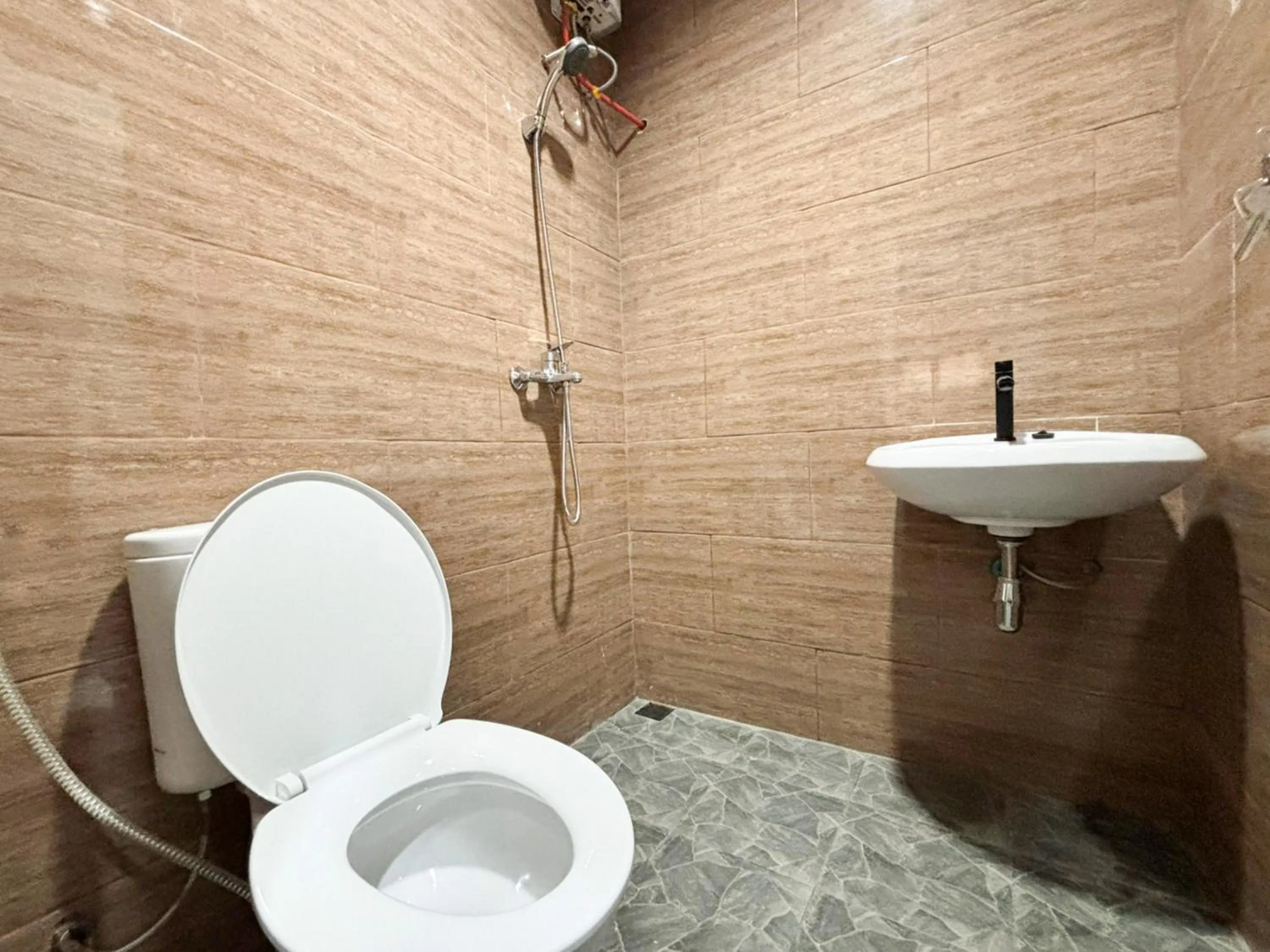 Bathroom in Tini's Guest House Malang Mitra RedDoorz