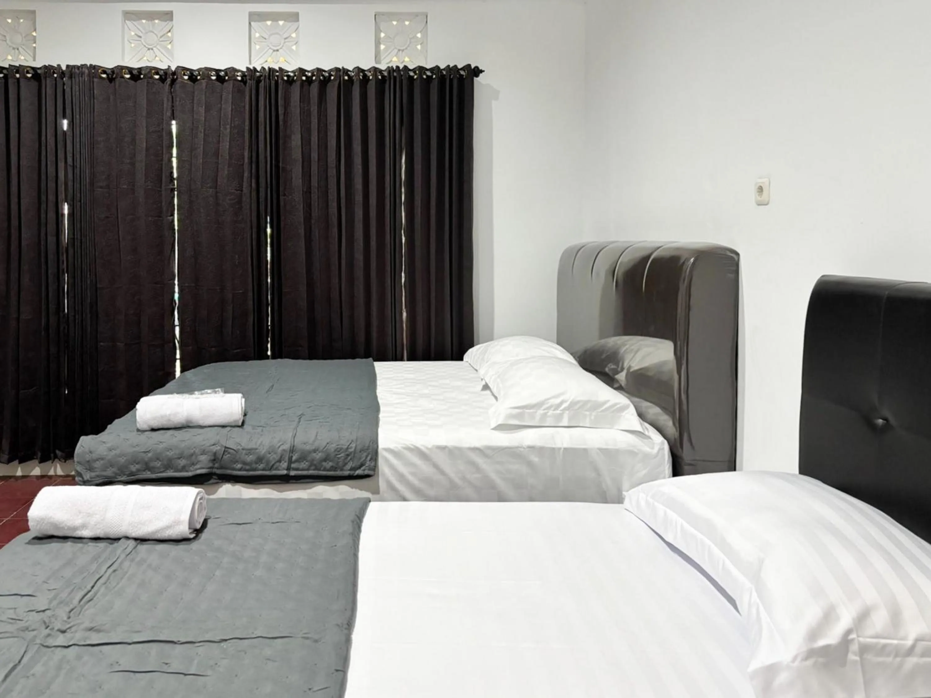 Bedroom, Bed in Tini's Guest House Malang Mitra RedDoorz