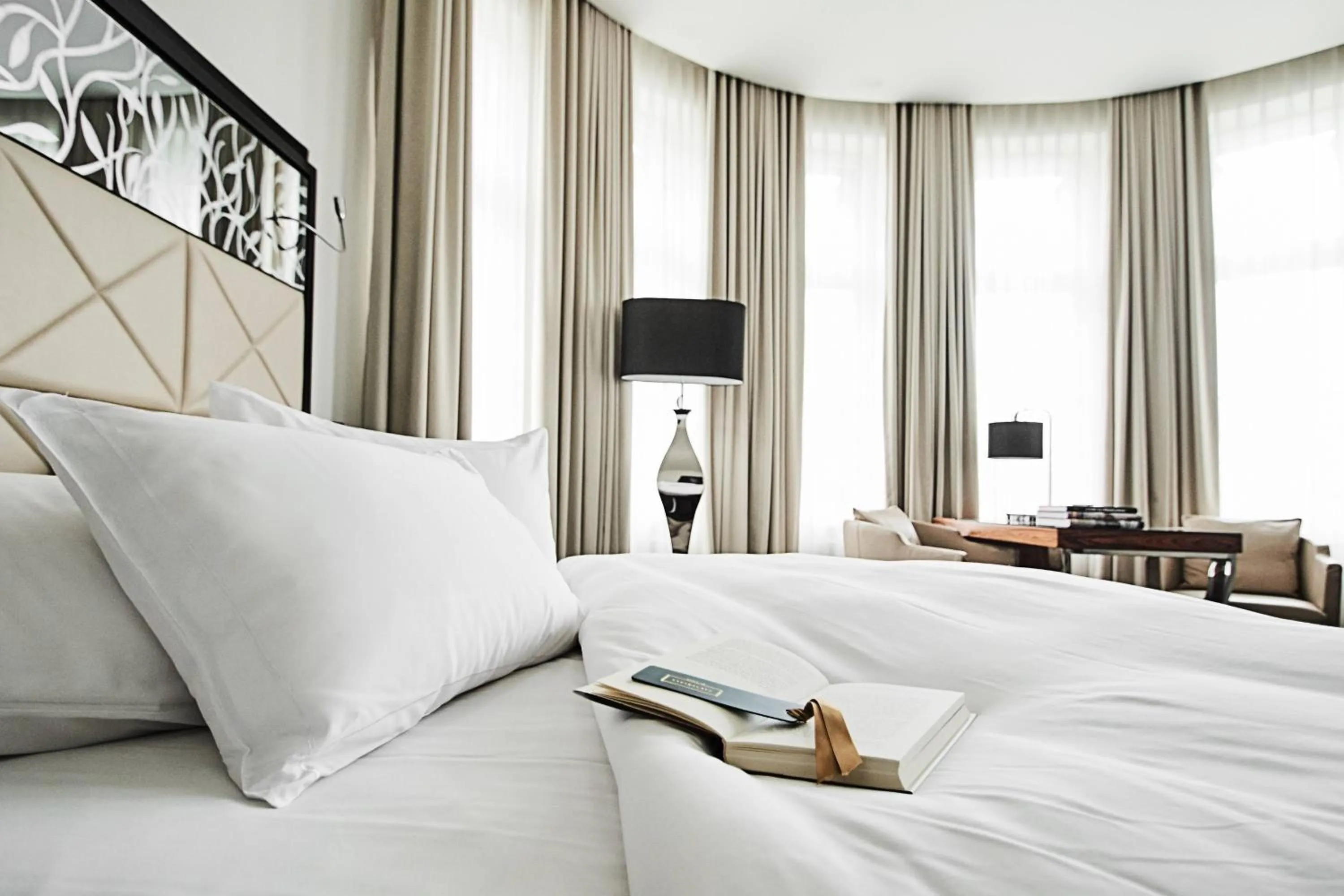 Photo of the whole room, Bed in Roomers Berlin Steinplatz, Autograph Collection