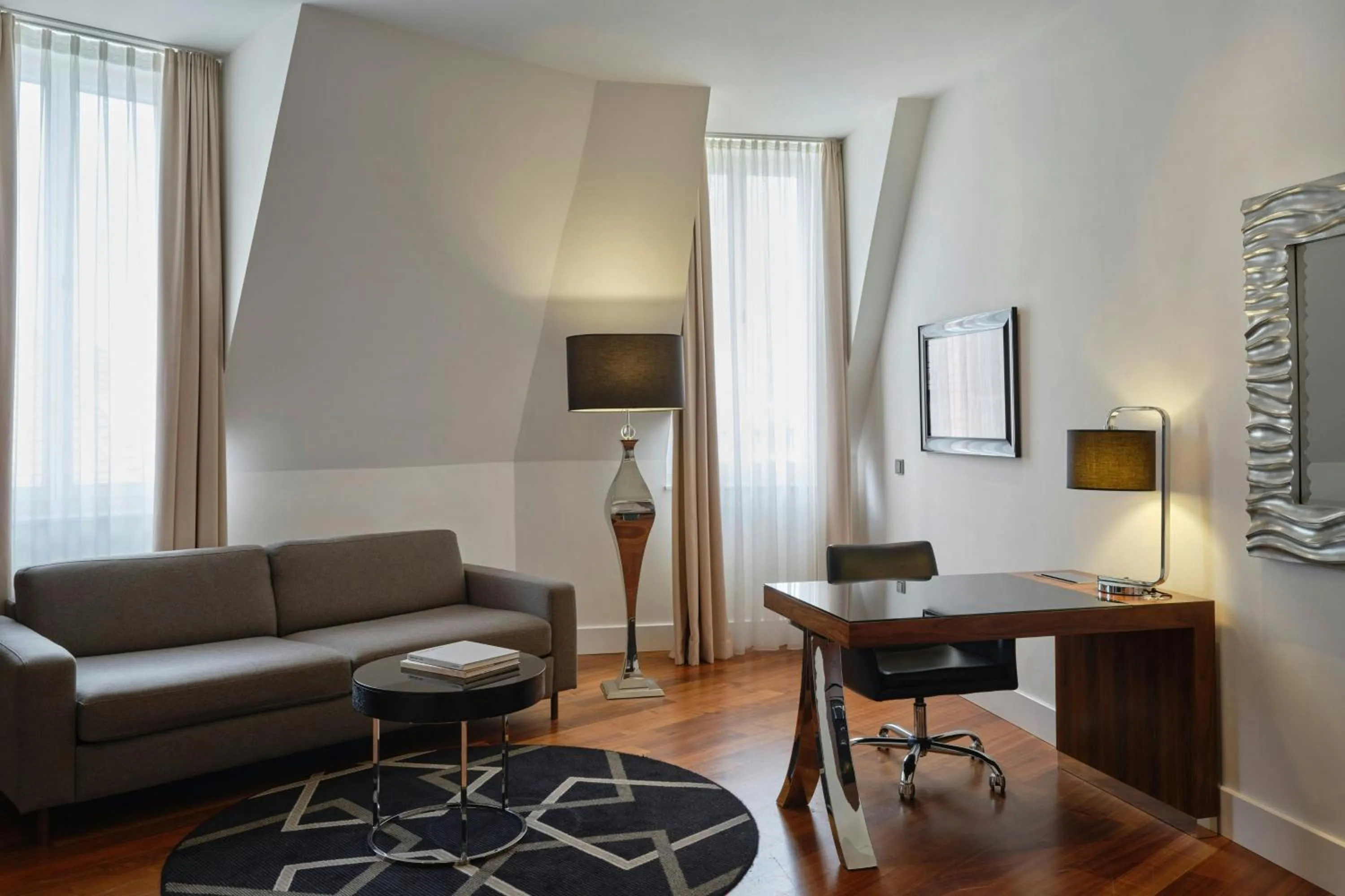 Living room in Roomers Berlin Steinplatz, Autograph Collection