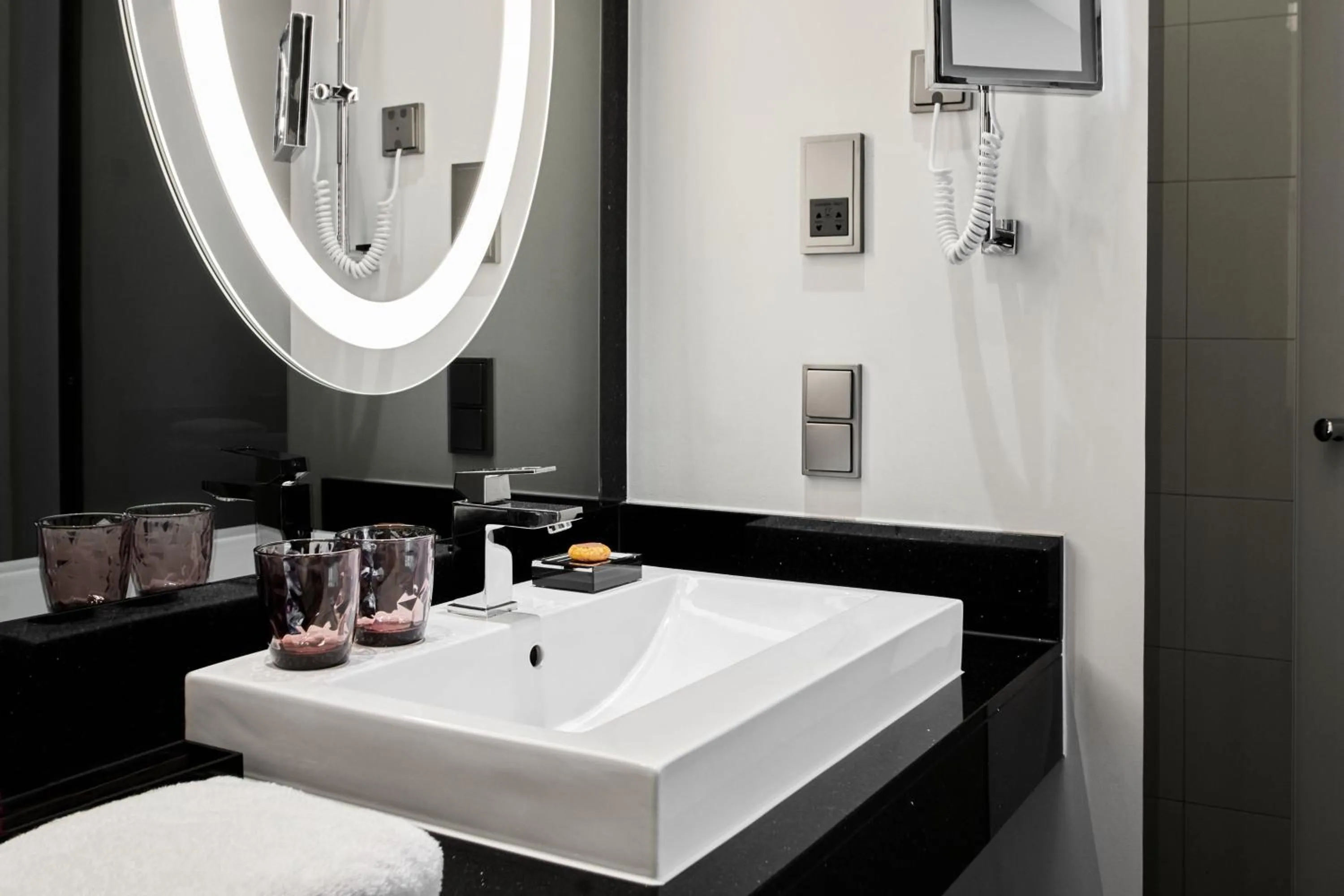 Bathroom in Roomers Berlin Steinplatz, Autograph Collection