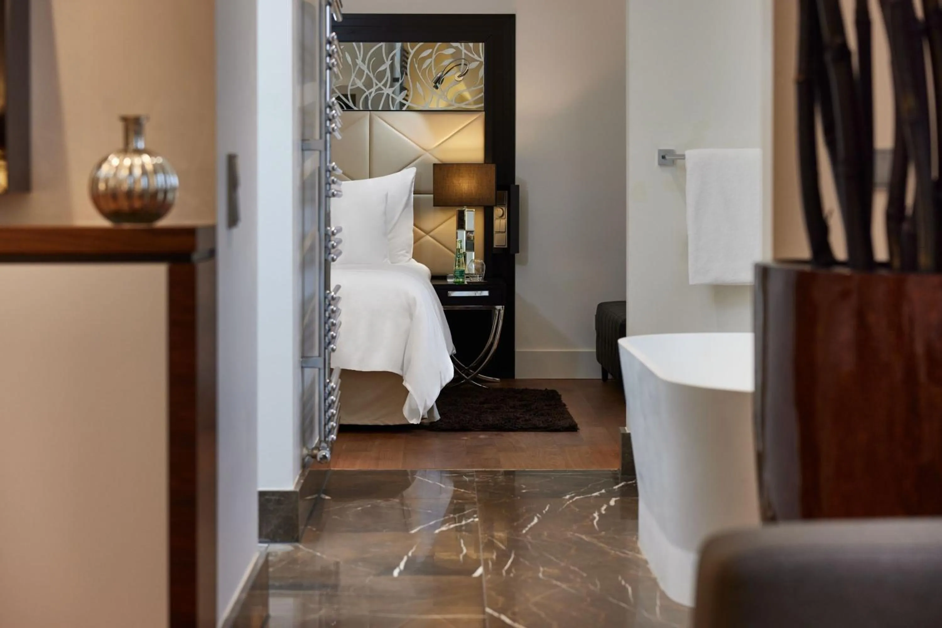 Photo of the whole room in Roomers Berlin Steinplatz, Autograph Collection