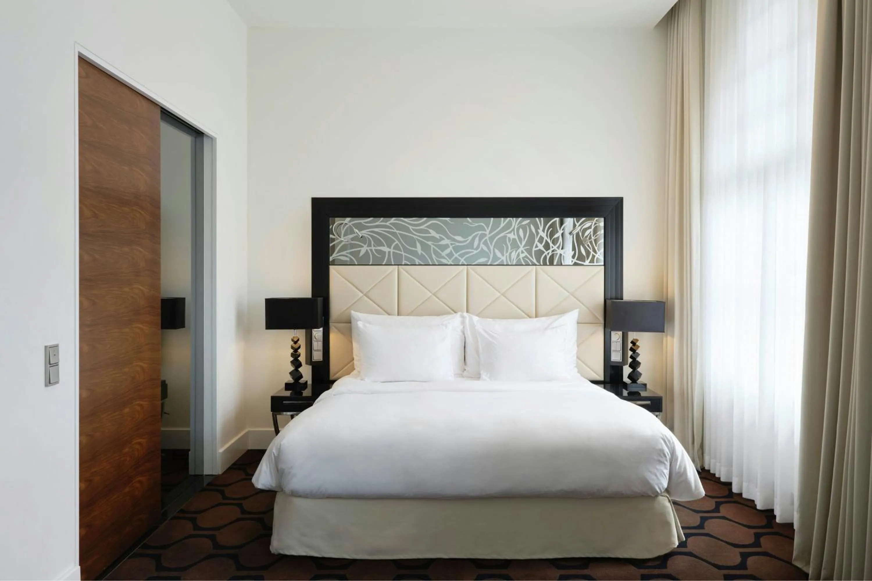 Photo of the whole room, Bed in Roomers Berlin Steinplatz, Autograph Collection