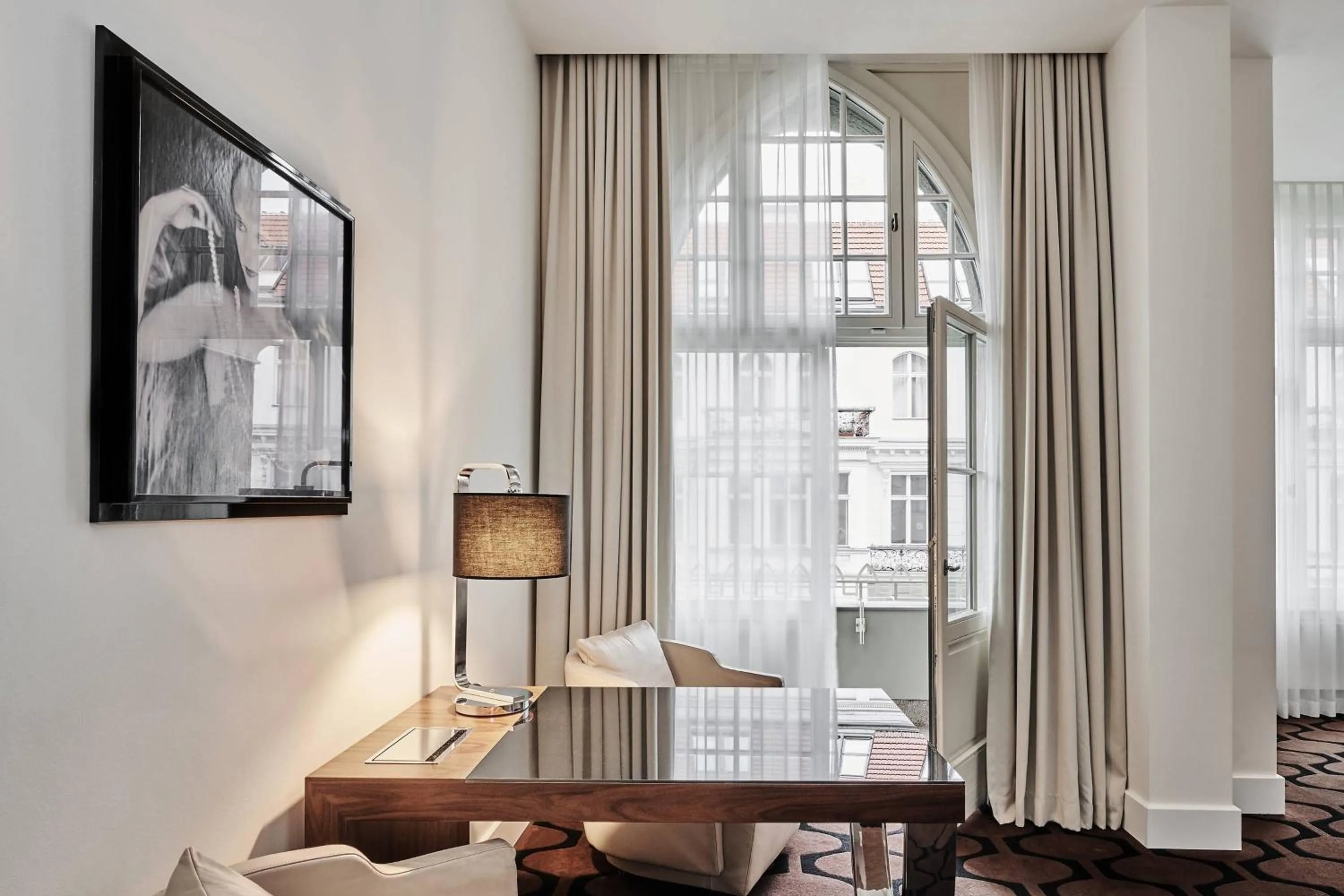 Photo of the whole room in Roomers Berlin Steinplatz, Autograph Collection