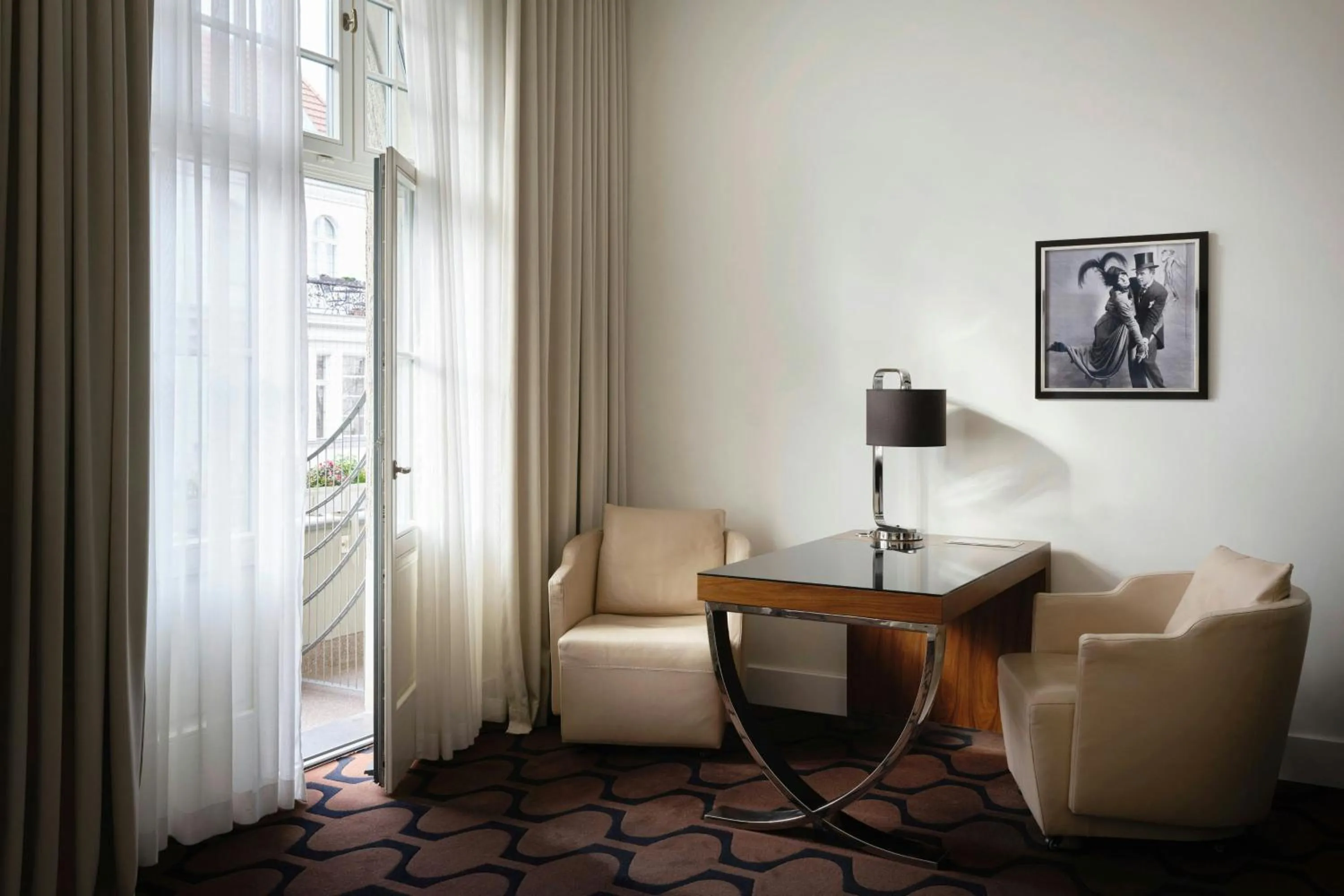 Photo of the whole room in Roomers Berlin Steinplatz, Autograph Collection