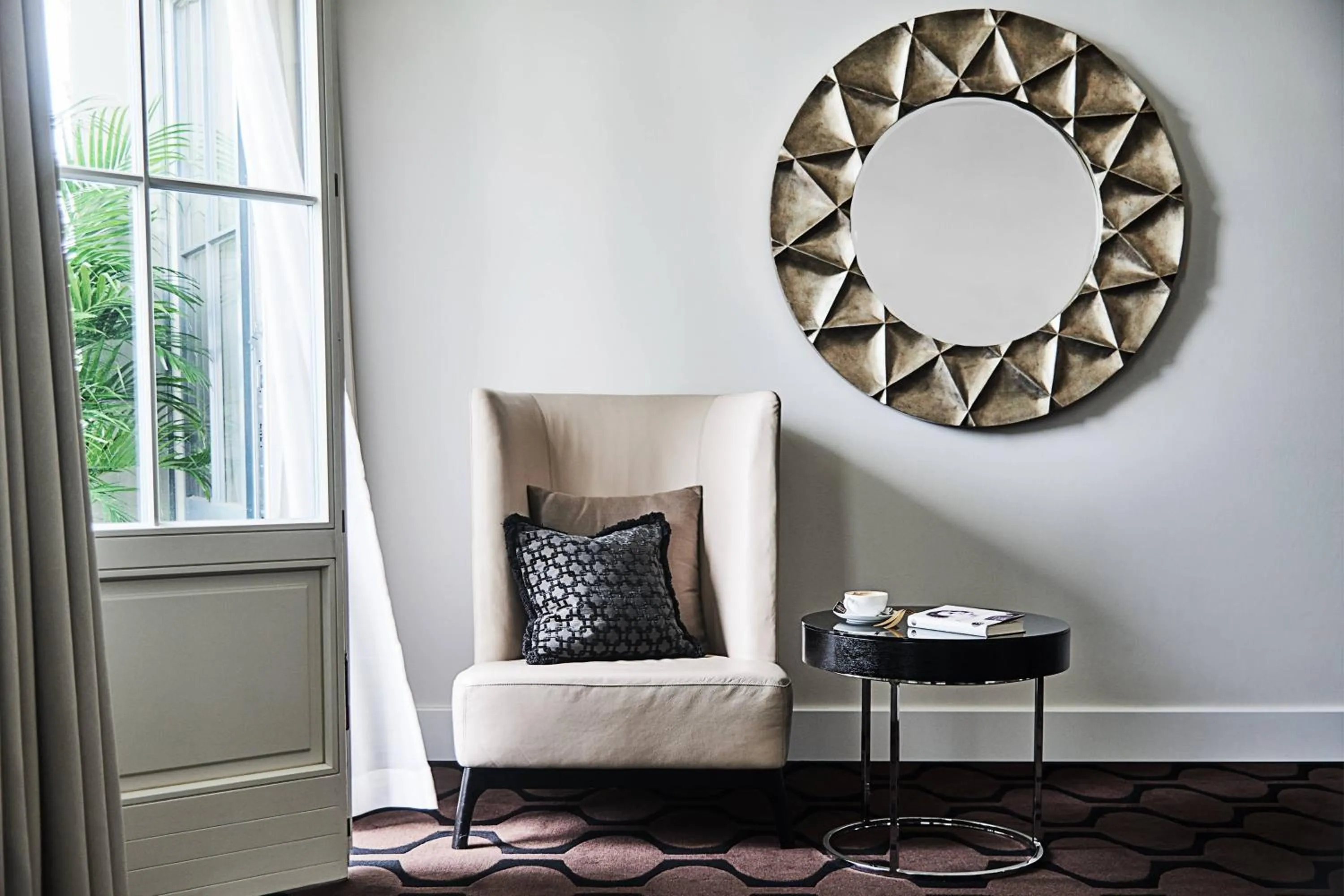 Living room in Roomers Berlin Steinplatz, Autograph Collection