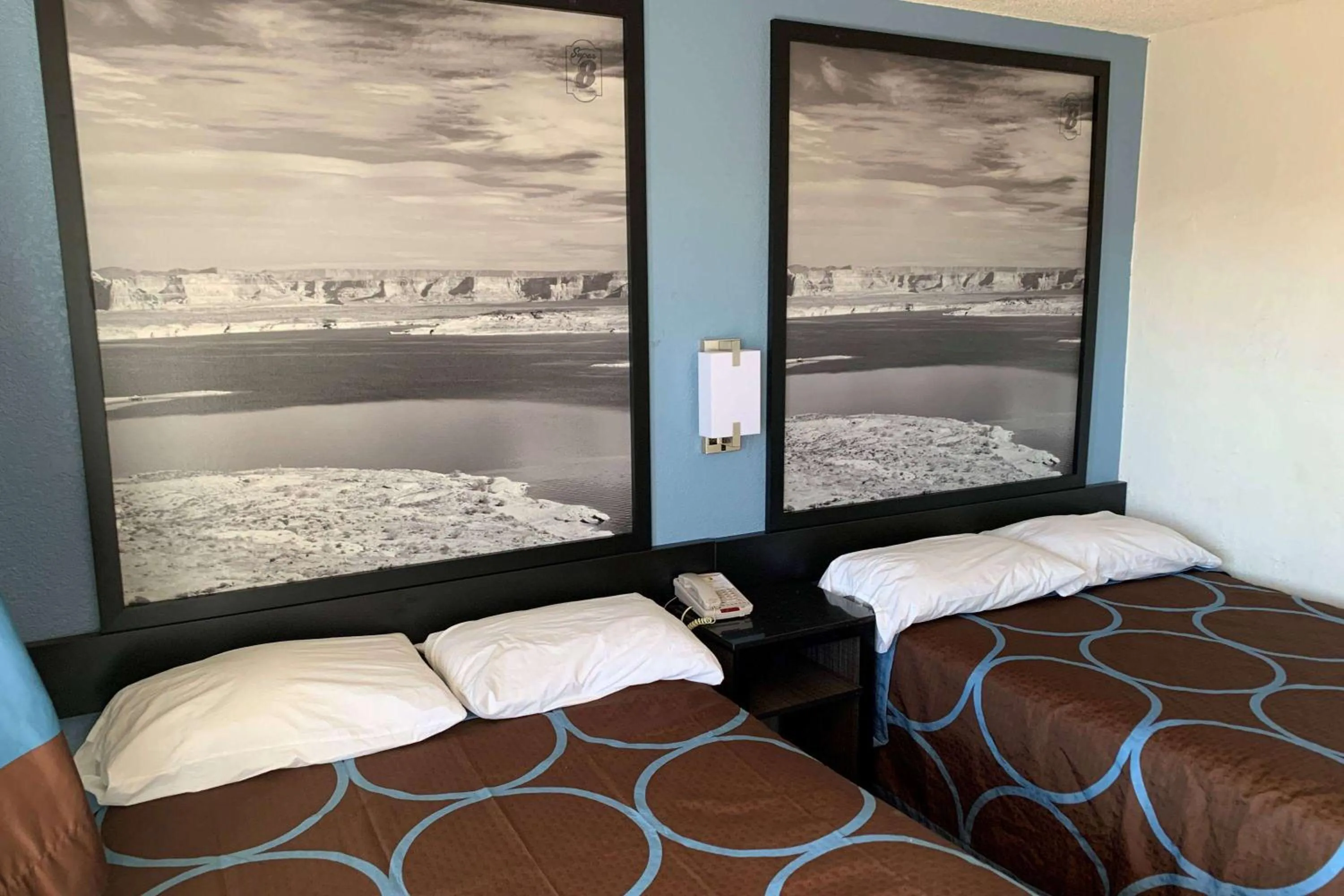 Photo of the whole room, Bed in Super 8 by Wyndham Phoenix West