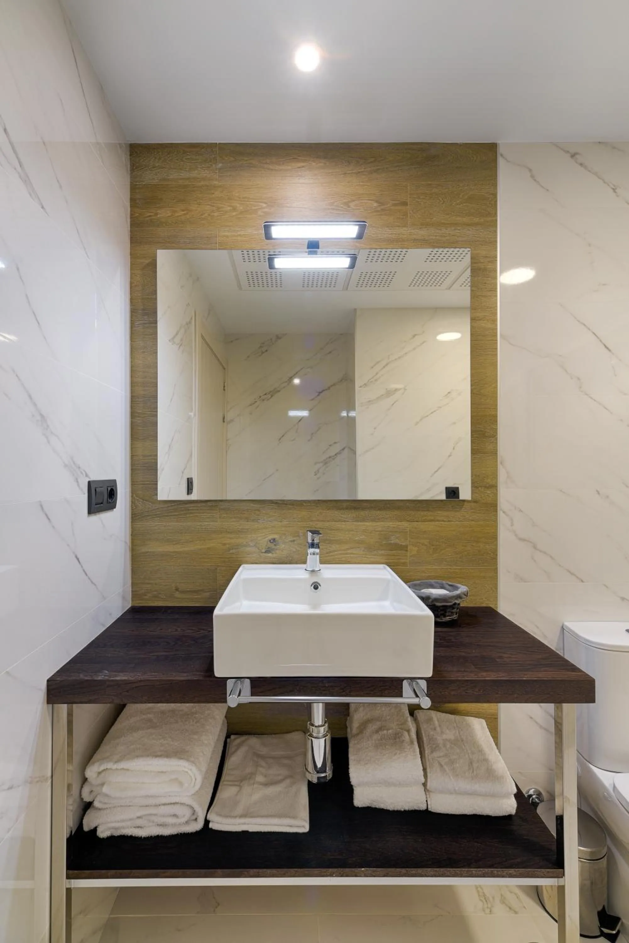 Bathroom in TH Apartments by Como en Casa