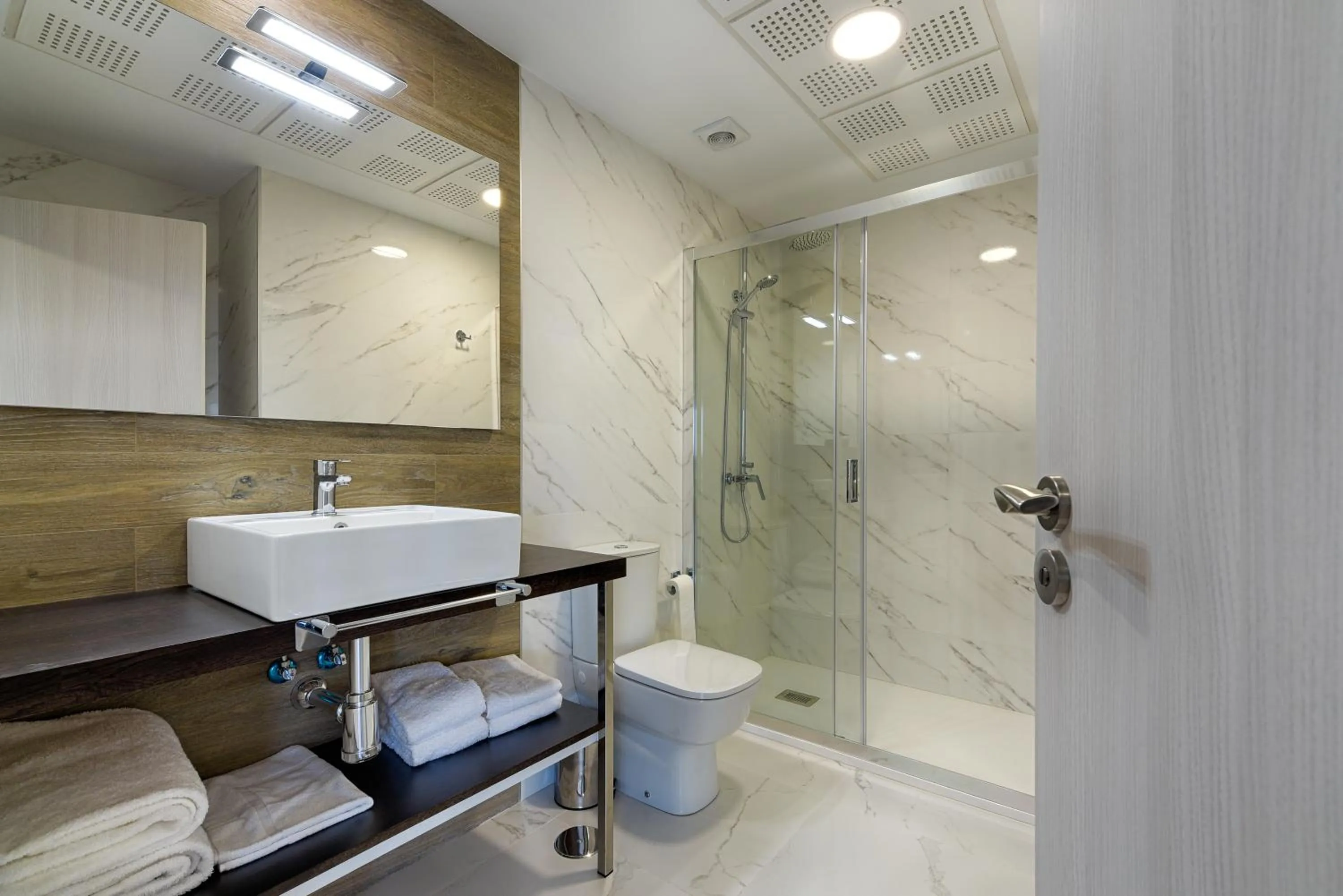 Bathroom in TH Apartments by Como en Casa
