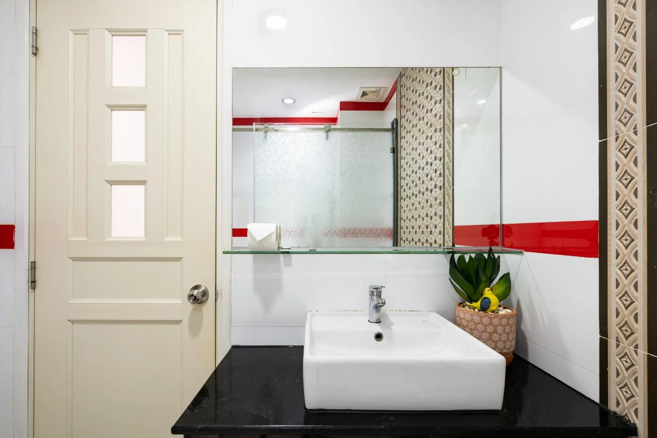 Shower in Friday Saigon Centre Homestay