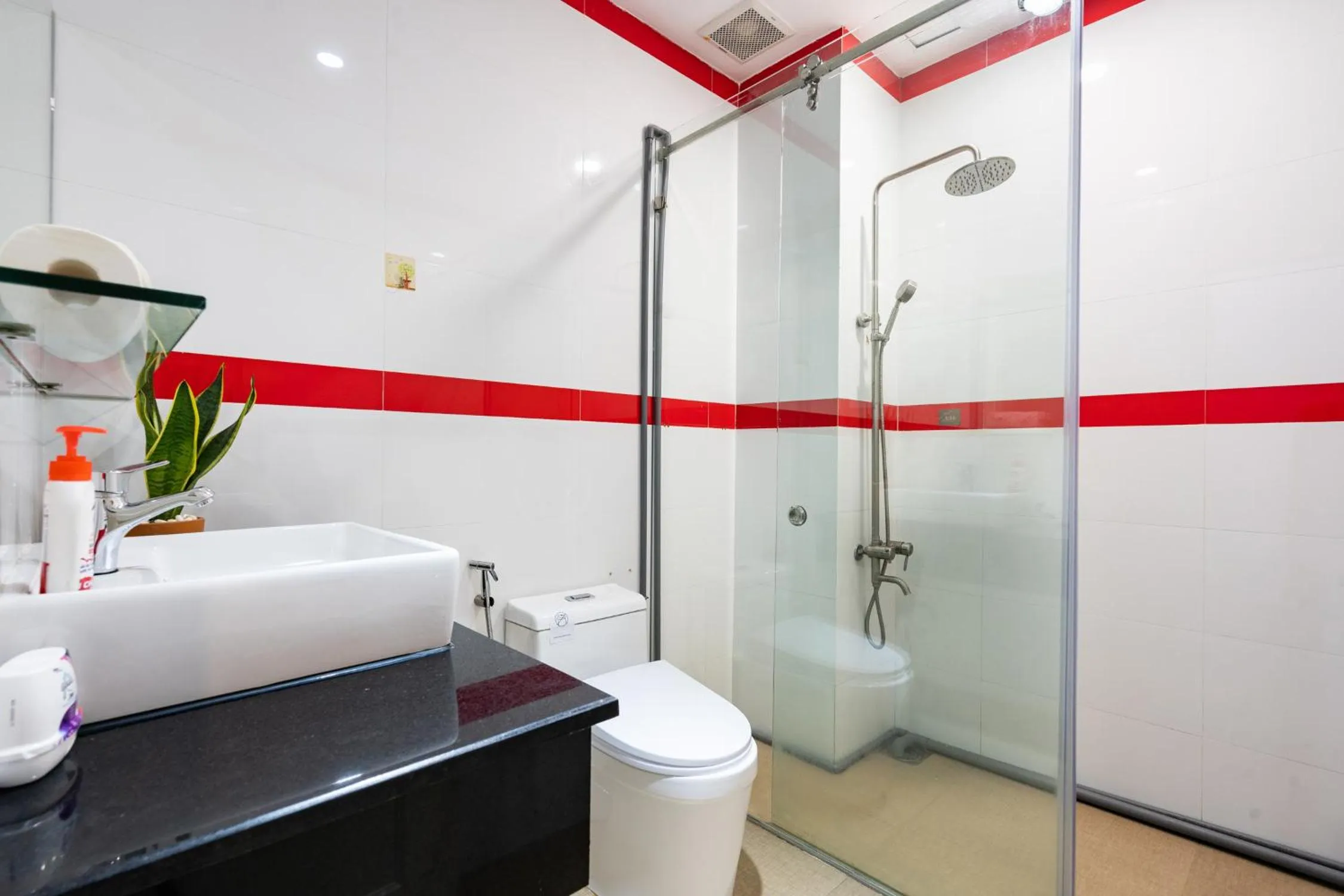 Shower in Friday Saigon Centre Homestay