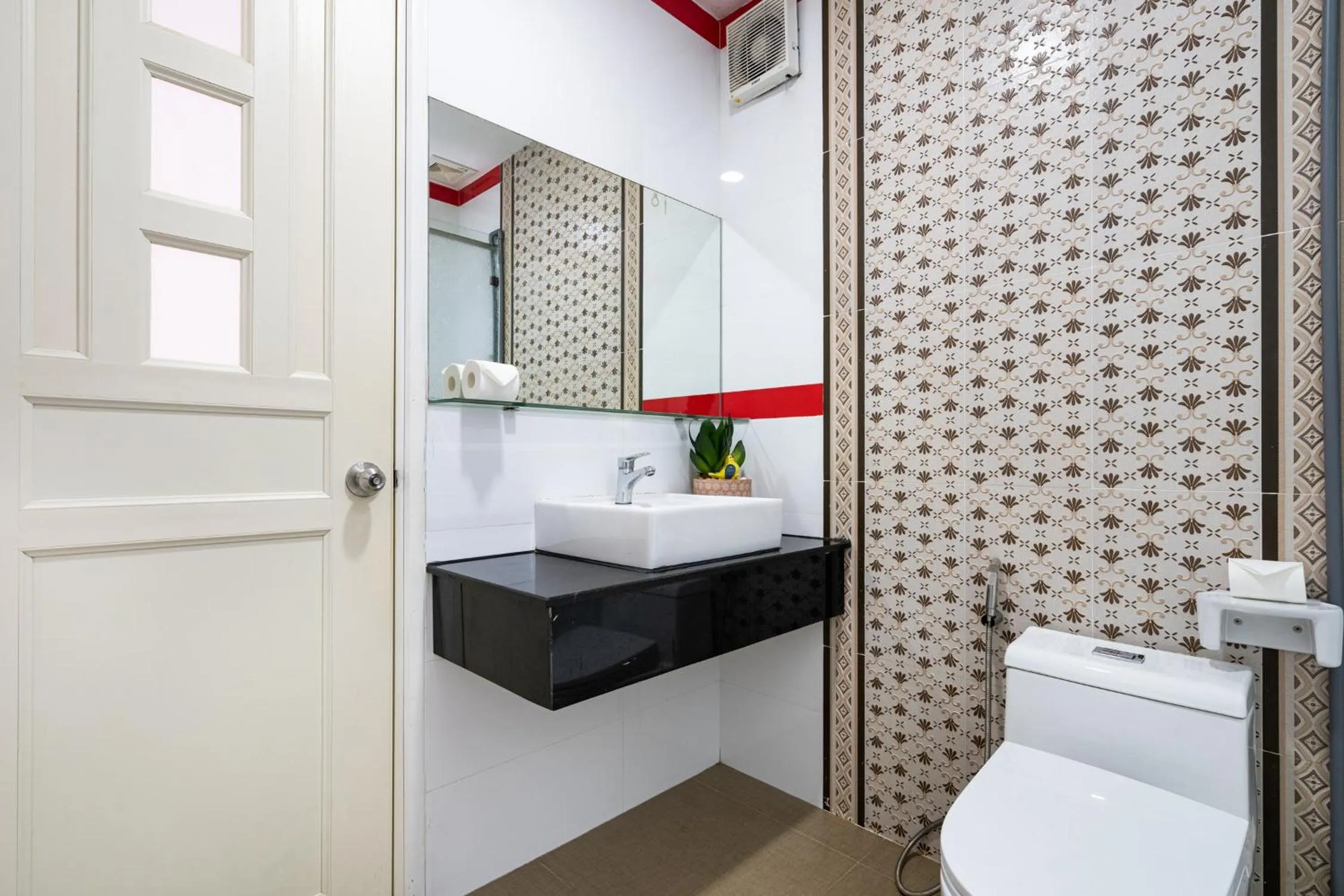 Shower in Friday Saigon Centre Homestay