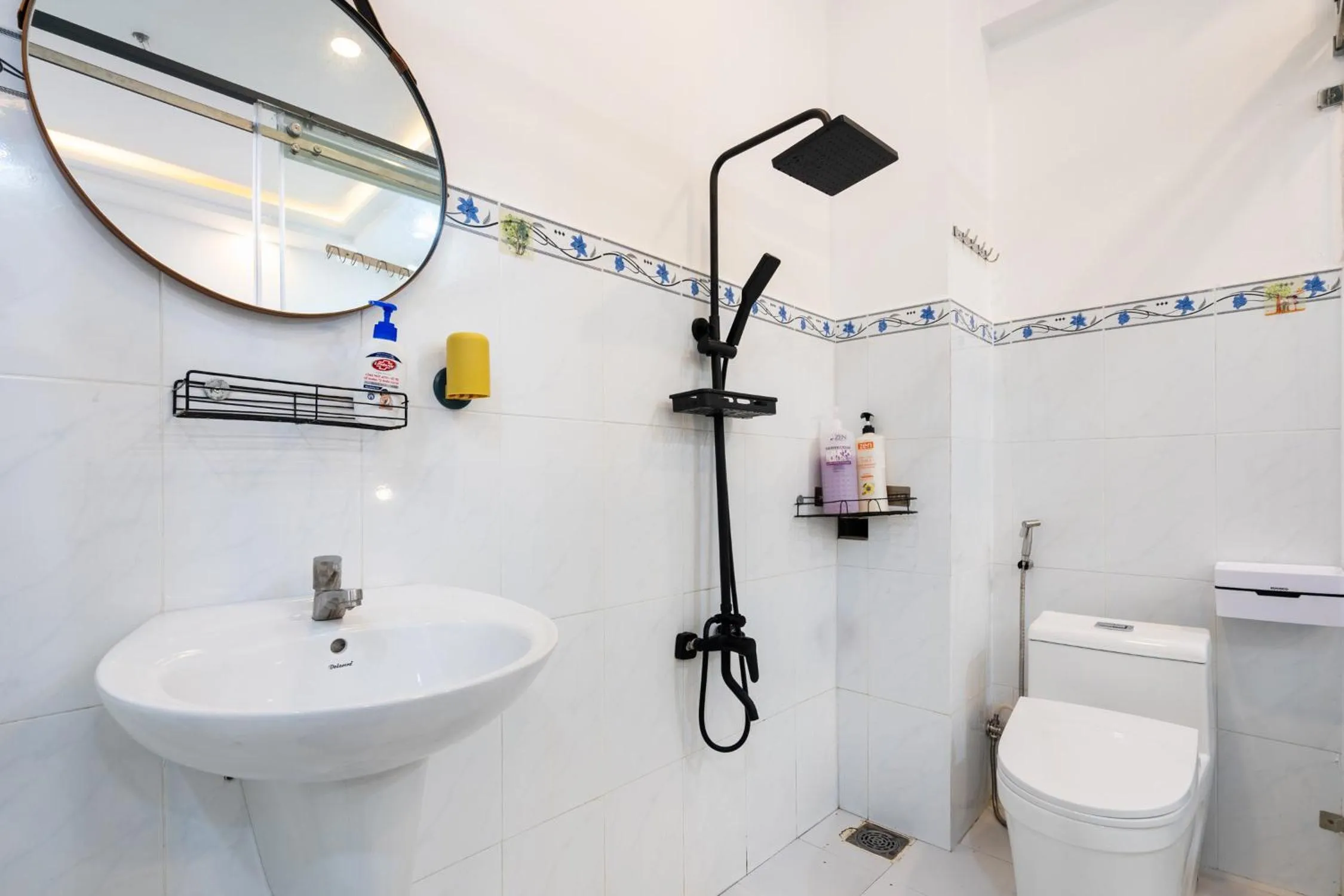 Shower in Friday Saigon Centre Homestay