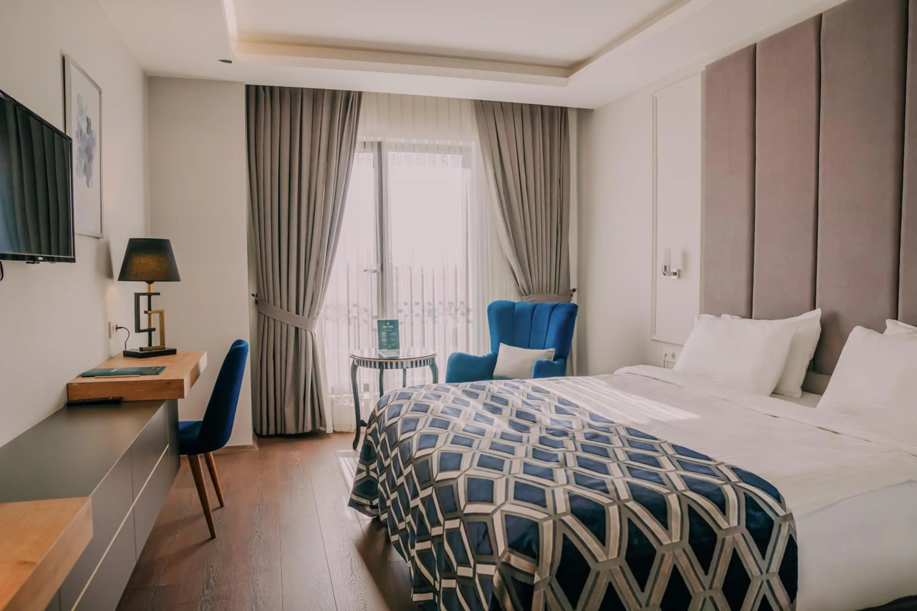 Communal lounge/ TV room in Sakarya Hotel