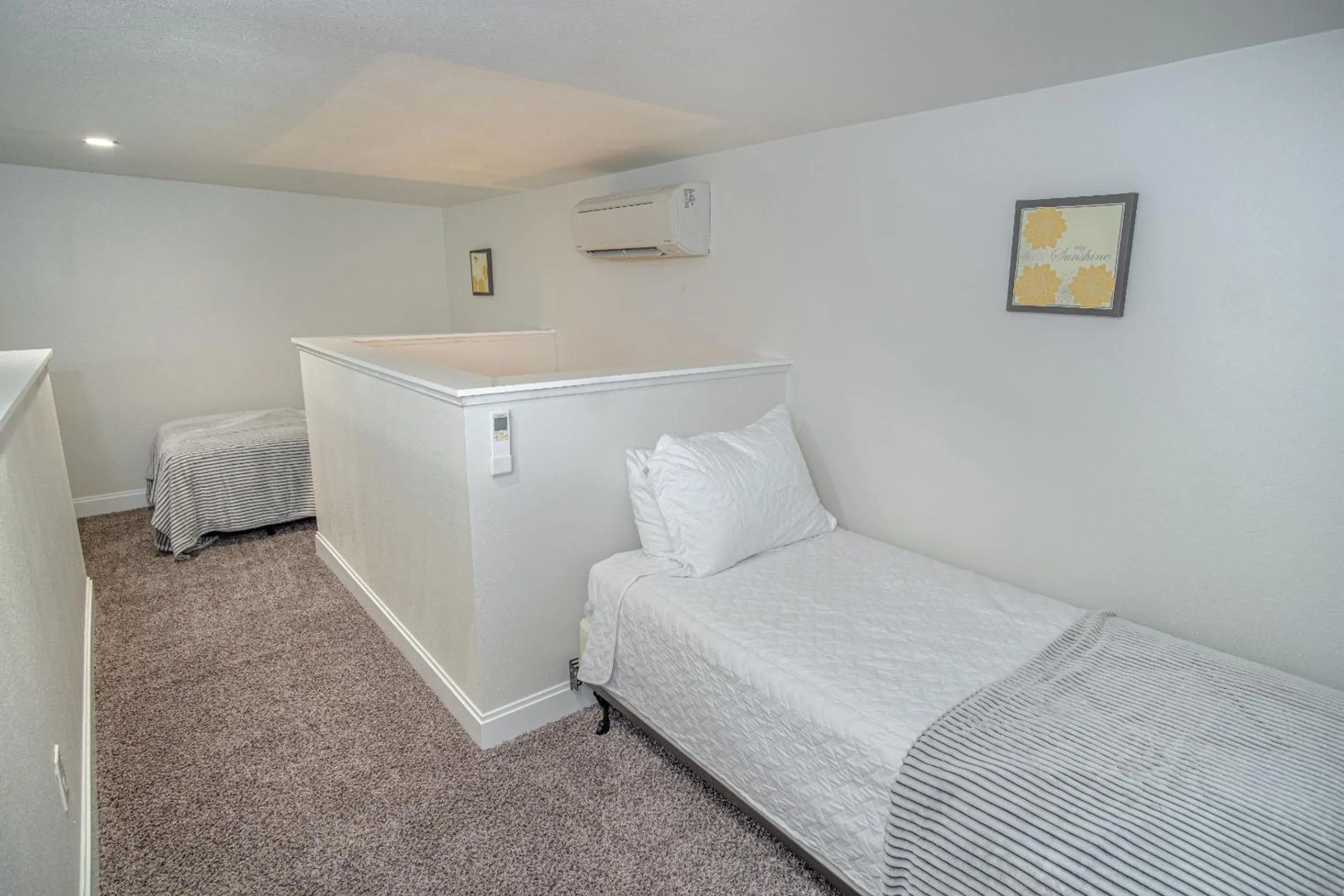 Bed in Guest House with Loft Near Downtown