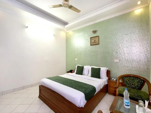Bed in Hotel Paradise Chandigarh
