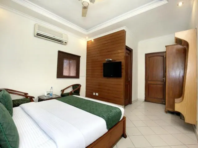 Bed in Hotel Paradise Chandigarh