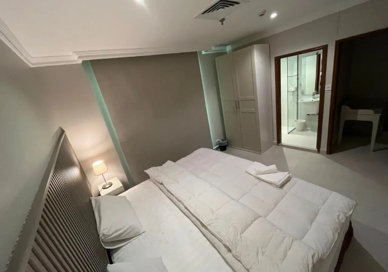 Bedroom, Bed in Times Square Suite Hotel