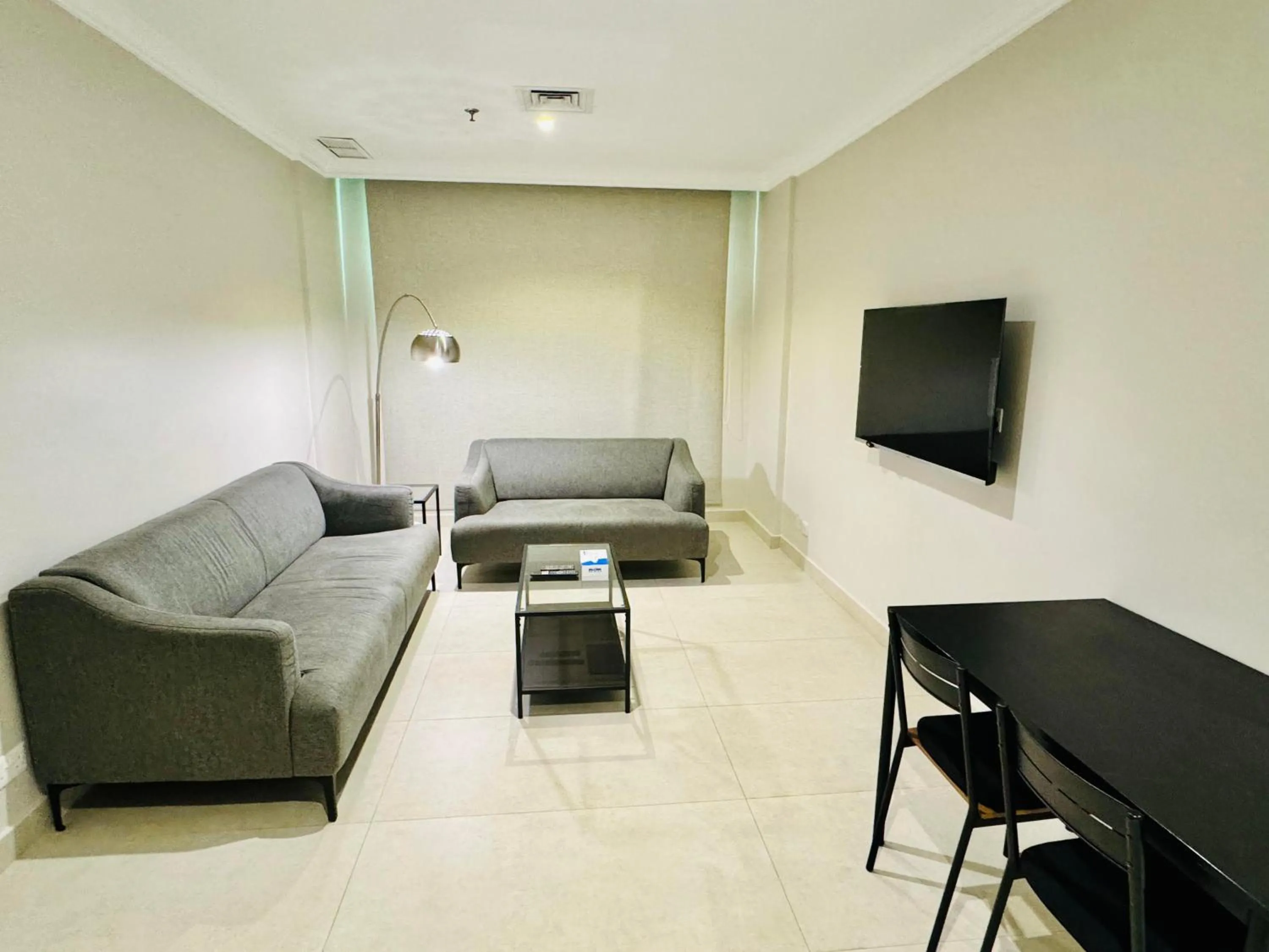 Seating area in Times Square Suite Hotel