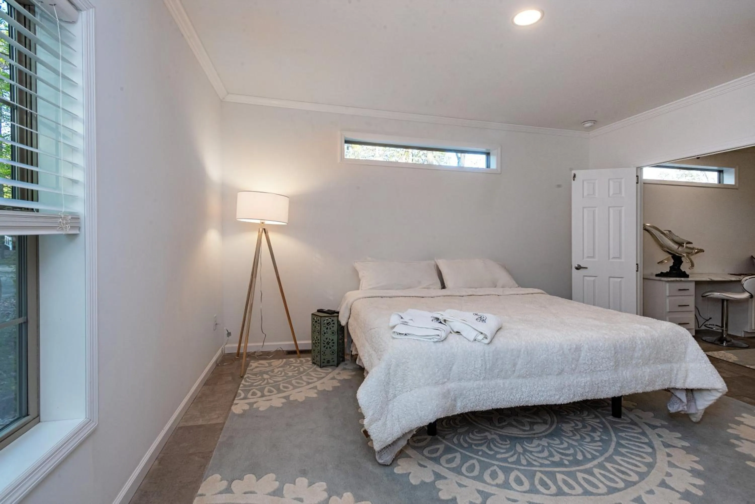 Bedroom, Bed in Swan Lake Resort