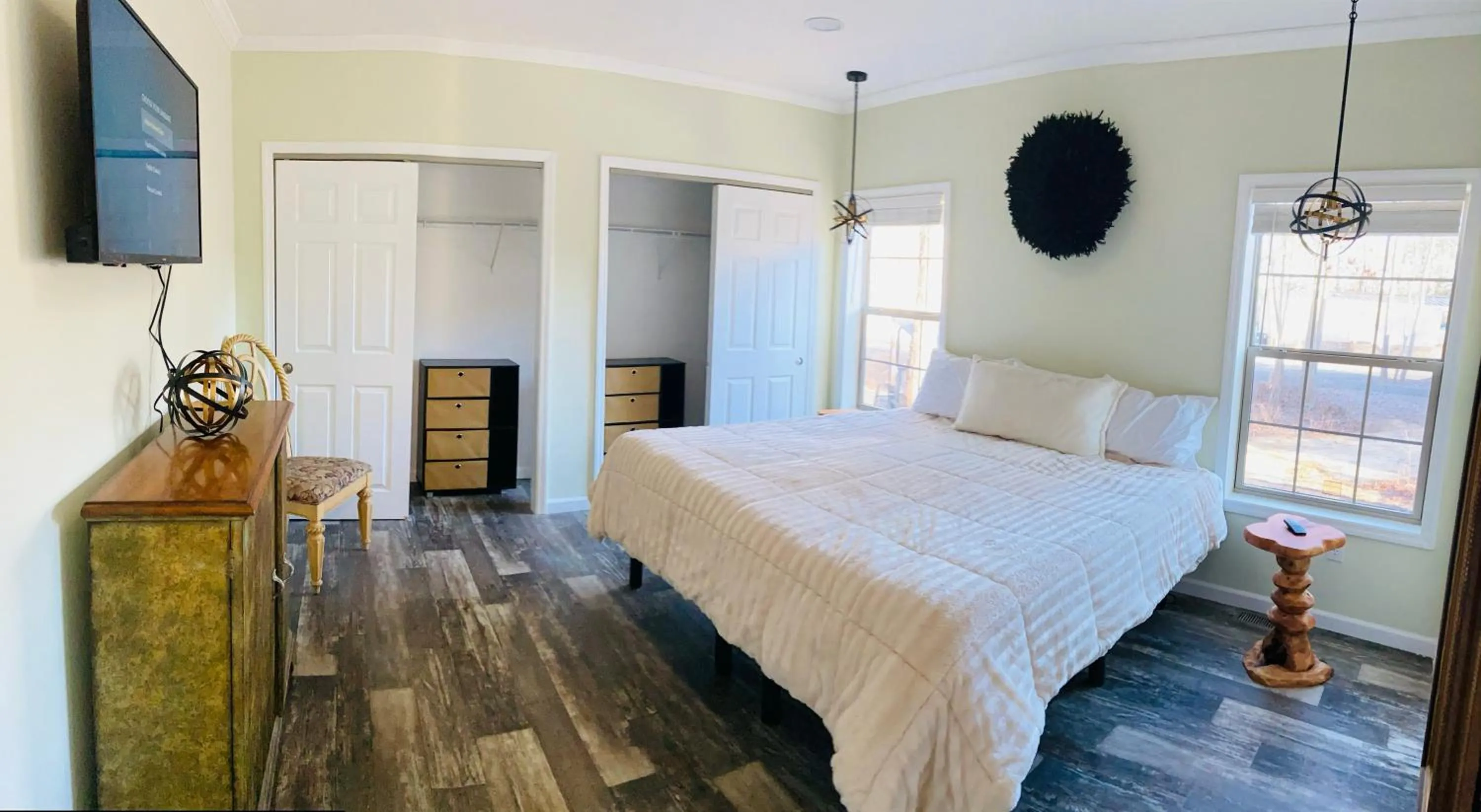 Photo of the whole room, Bed in Swan Lake Resort