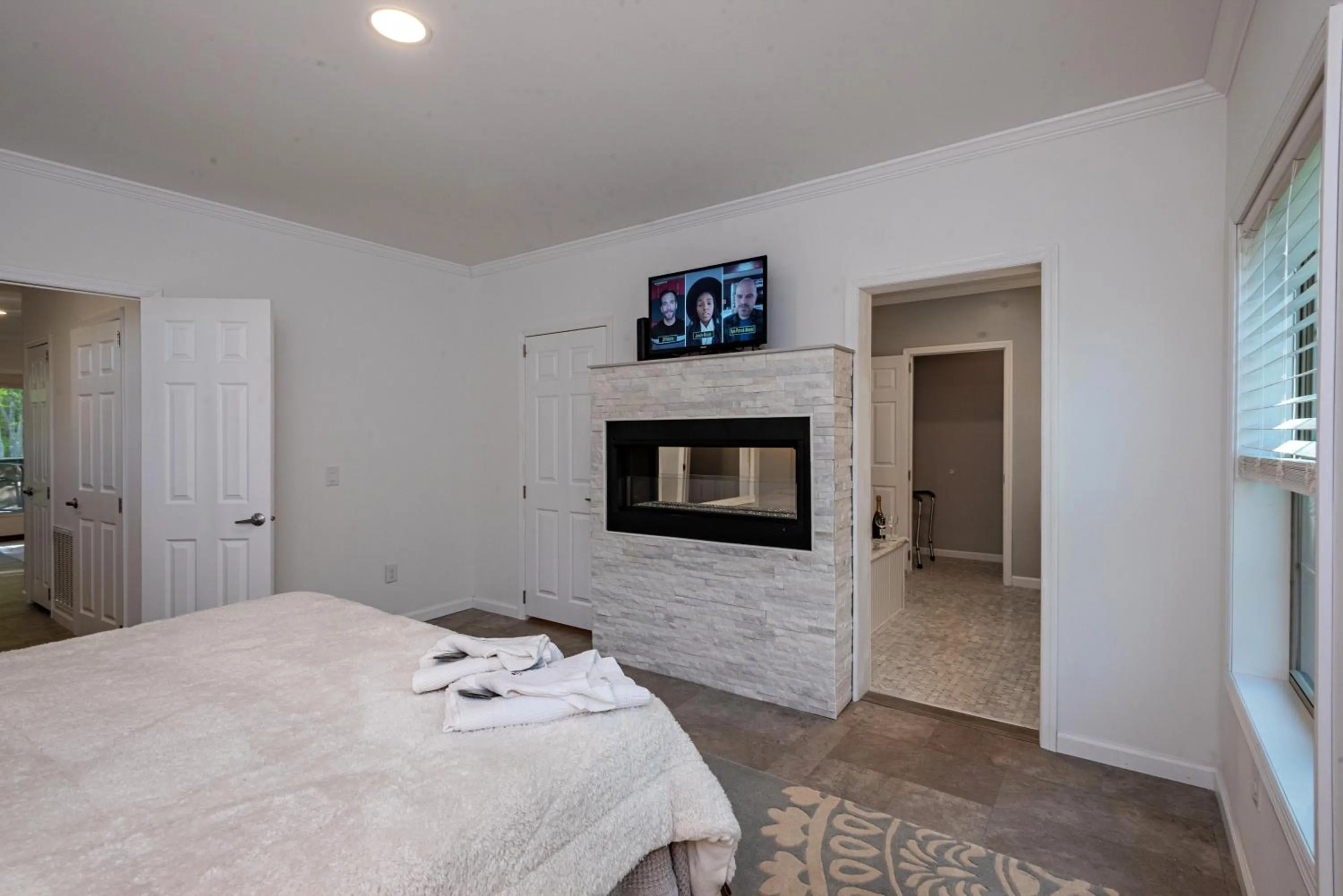 TV and multimedia, Bed in Swan Lake Resort