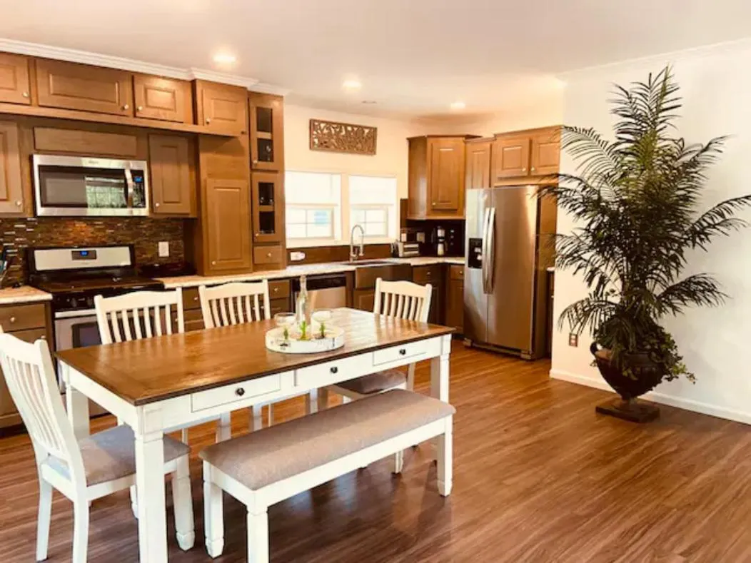Kitchen or kitchenette in Swan Lake Resort