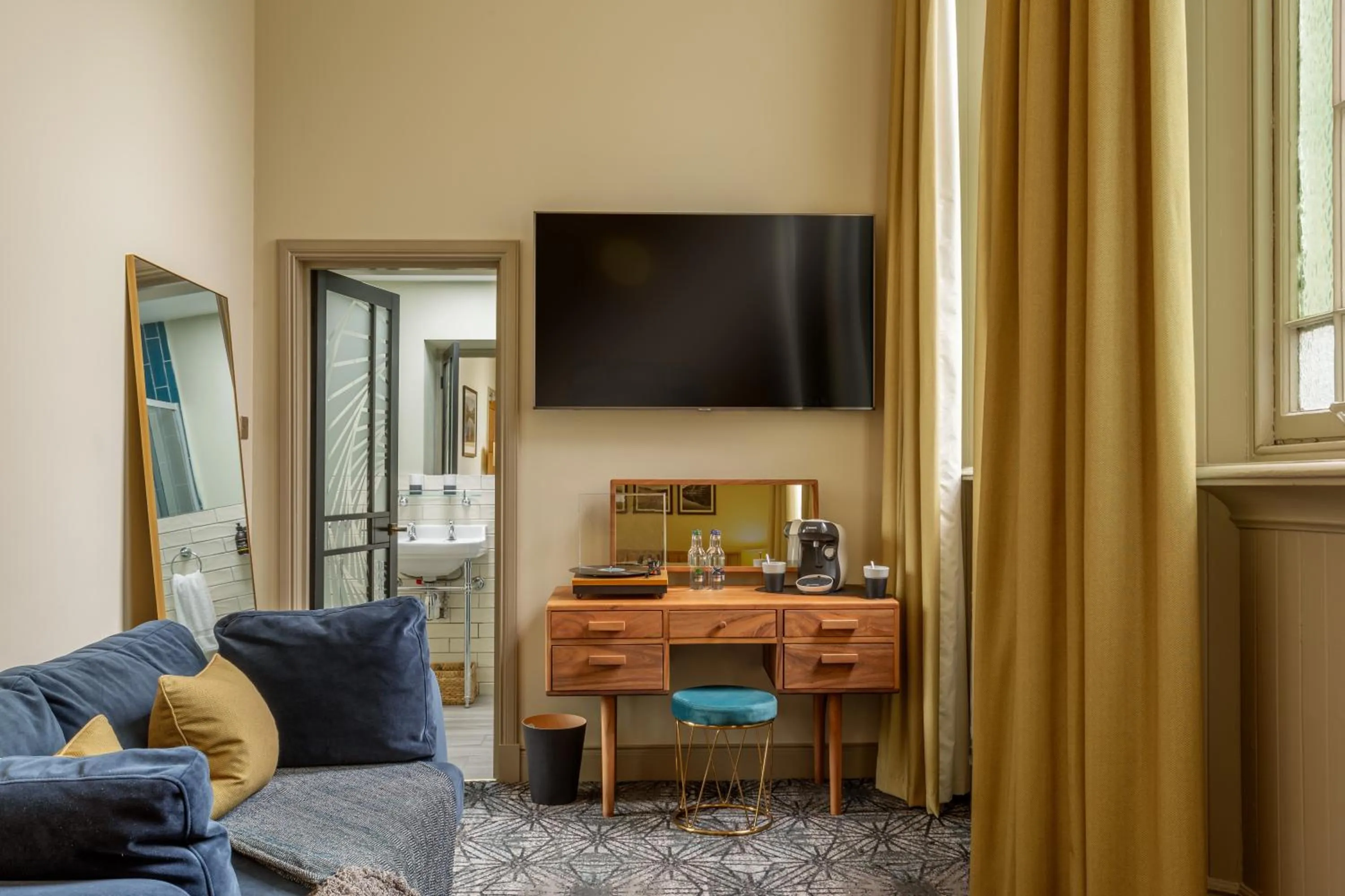 TV and multimedia in Riva Boutique Hotel