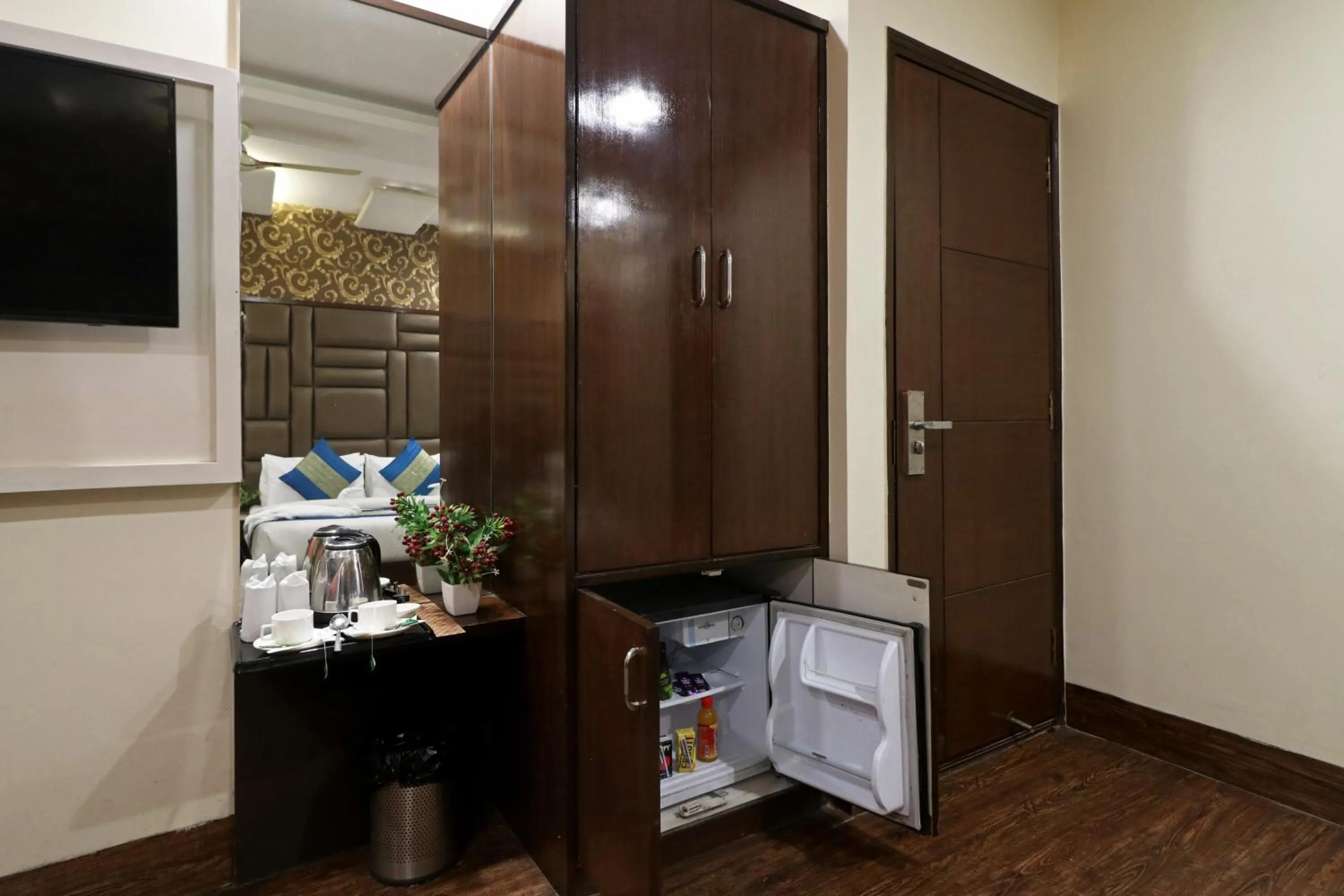 Coffee/tea facilities in Hotel Mannat international by Mannat